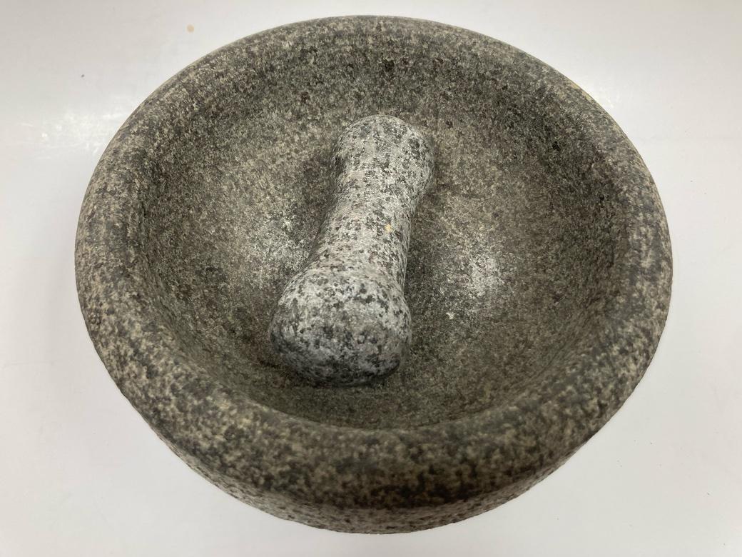 20th Century Speckled Gray Granite Mortar and Pestle Set For Sale