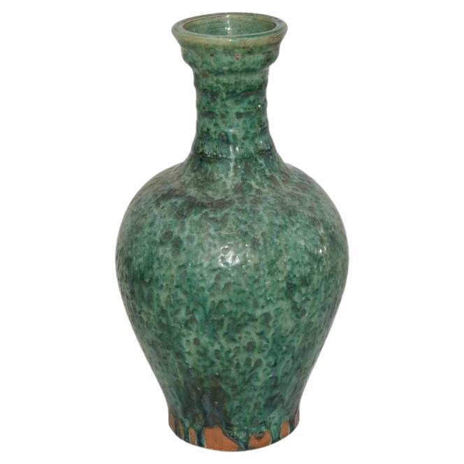 Vase à col bénitier strié vert moucheté