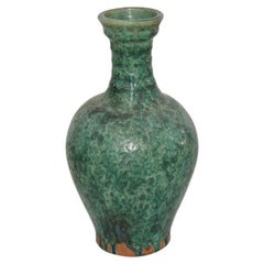 Grün gesprenkelte Vase mit geriffeltem Hals