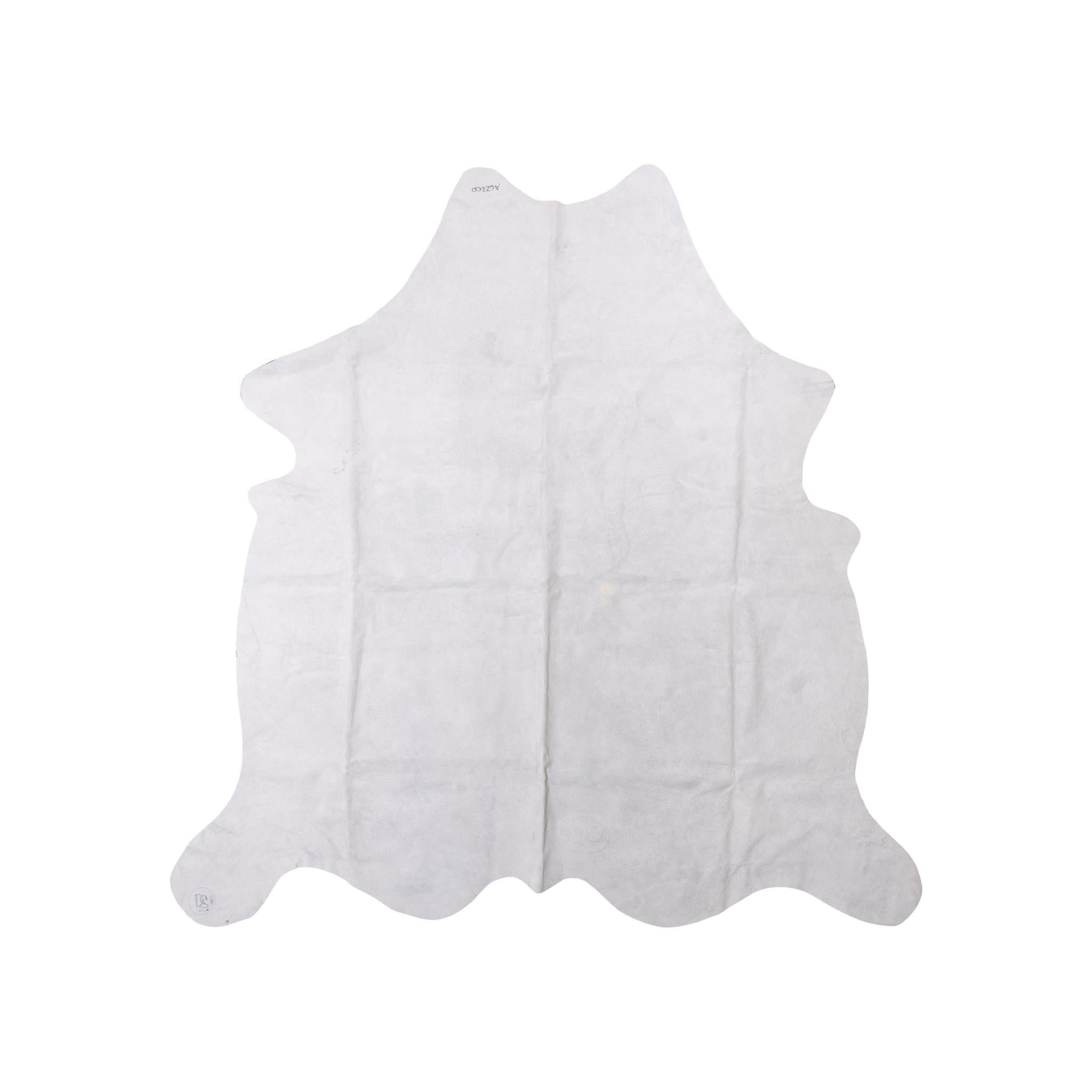Peau de corne de buffle mouchetée de noir et de blanc. Contemporain. Whiting, une couleur générale noire et grise contre une couleur blanche et crème. Le mouchetage est important sur l'ensemble du corps, avec une concentration plus importante le
