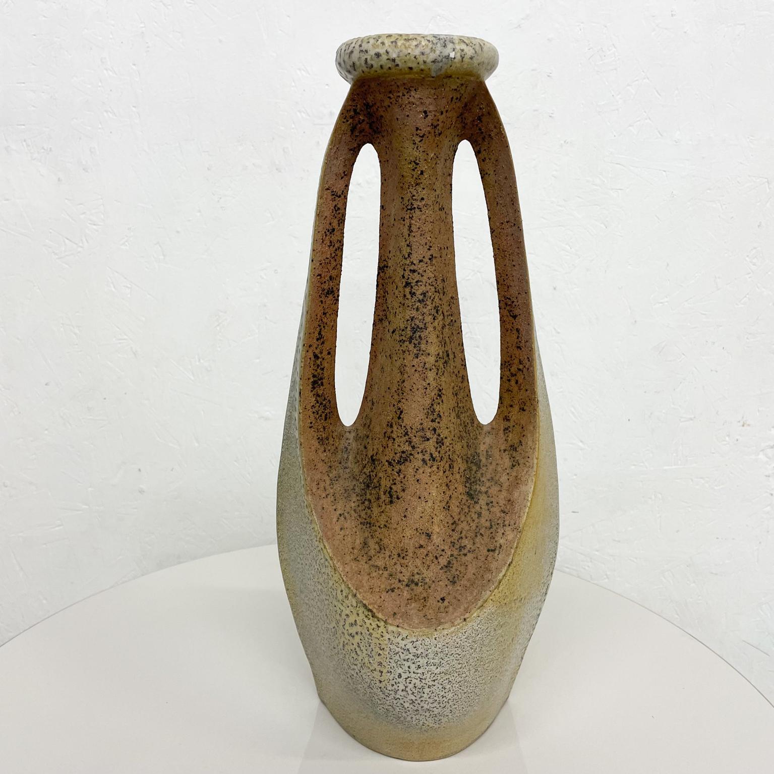 Sculptural vase
Brazil Speckled Pottery artist signed Chico Ribeiro Munoz, Brazilian artist.
Modernist pottery, sculptural ceramic vase
17 H x 7.25 W x 7 D approximately
Preowned original unrestored vintage condition
See images provided.