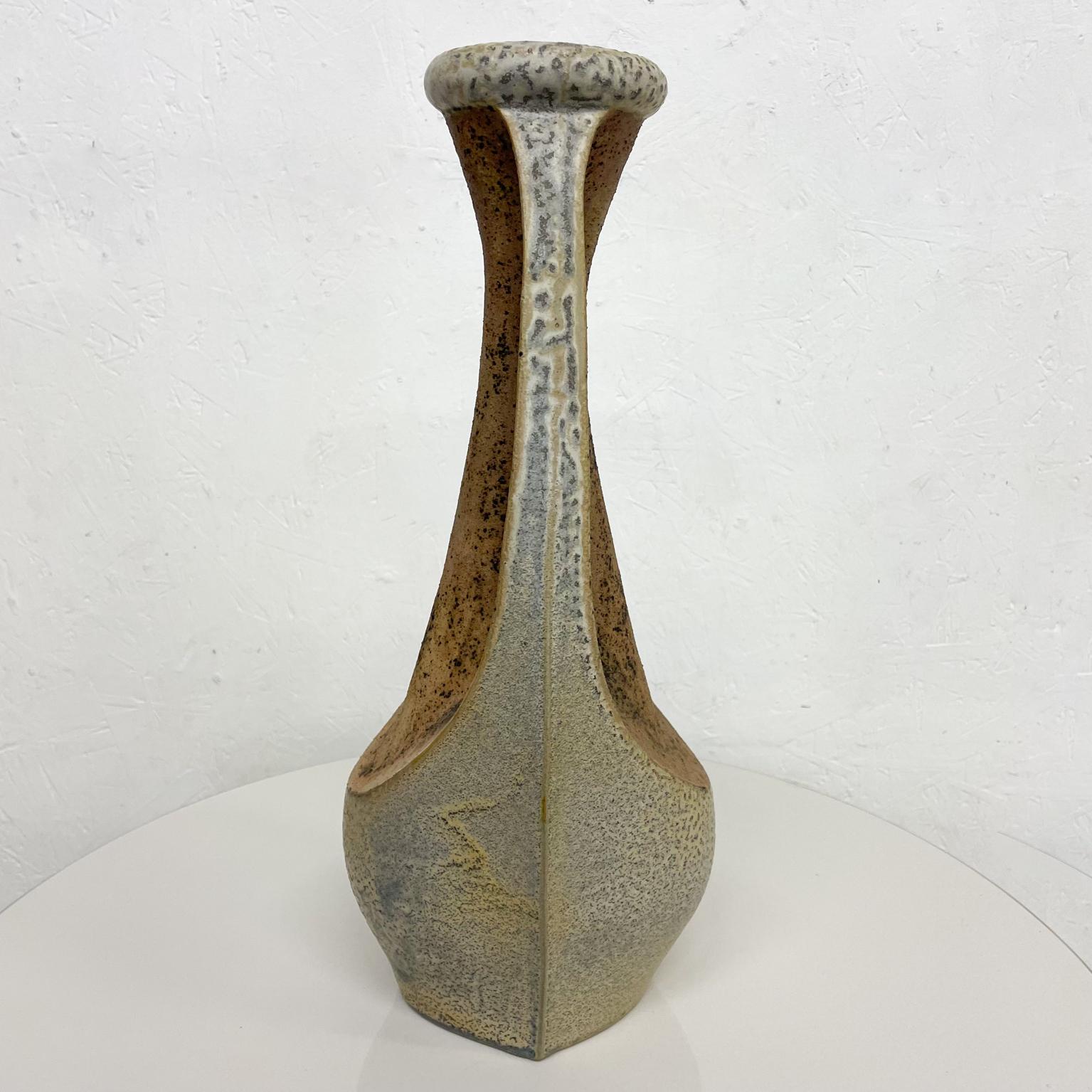 Speckled Pottery Sculptural Modernist Vase by Chico Ribeiro Munoz Brazil In Good Condition For Sale In Chula Vista, CA