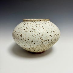 Barattolo lunare in ceramica bianca a forma di macchia di Jason Fox Ceramics