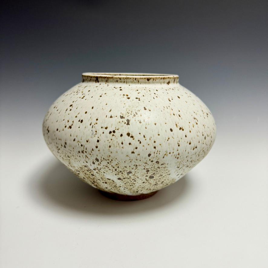 Moderno Barattolo lunare in ceramica bianca a forma di macchia di Jason Fox Ceramics in vendita