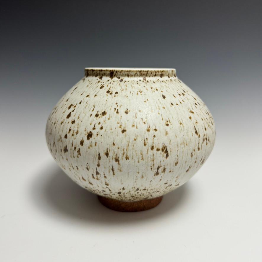 Moderno Barattolo lunare in ceramica bianca a forma di macchia di Jason Fox Ceramics in vendita