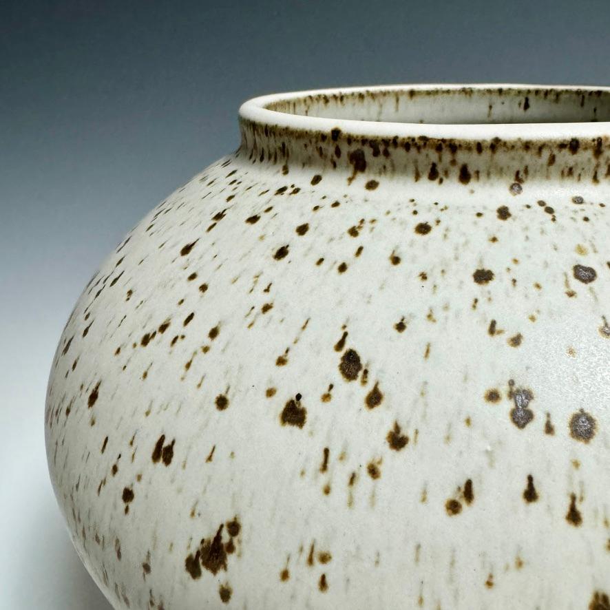 Americano Barattolo lunare in ceramica bianca a forma di macchia di Jason Fox Ceramics in vendita
