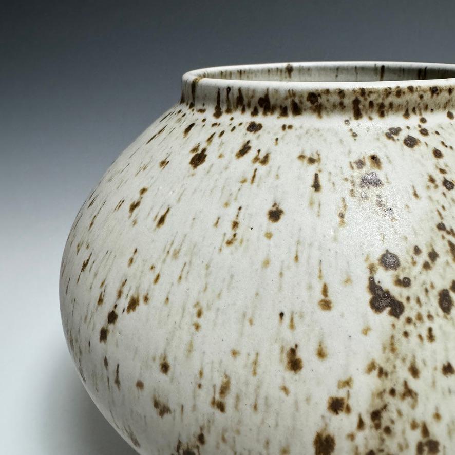 Americano Barattolo lunare in ceramica bianca a forma di macchia di Jason Fox Ceramics in vendita