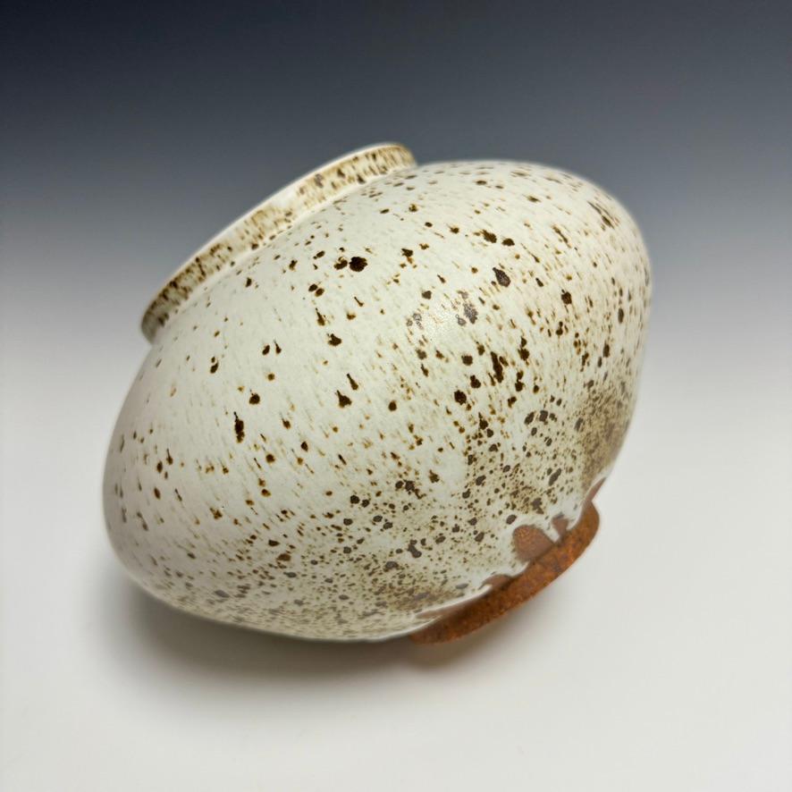 Cotto in fornace Barattolo lunare in ceramica bianca a forma di macchia di Jason Fox Ceramics in vendita