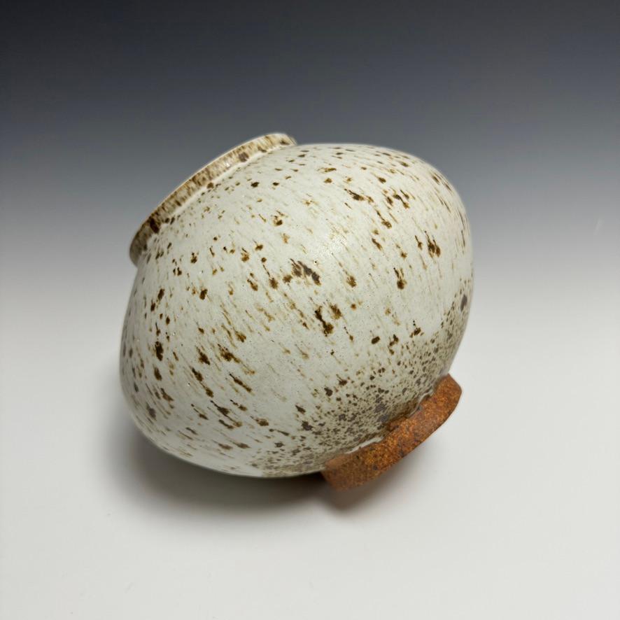 Fatto a mano Barattolo lunare in ceramica bianca a forma di macchia di Jason Fox Ceramics in vendita