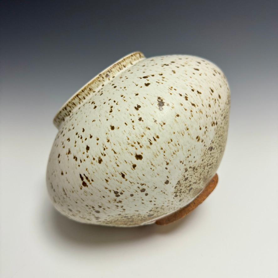Barattolo lunare in ceramica bianca a forma di macchia di Jason Fox Ceramics In condizioni Nuovo in vendita a Burbank, CA