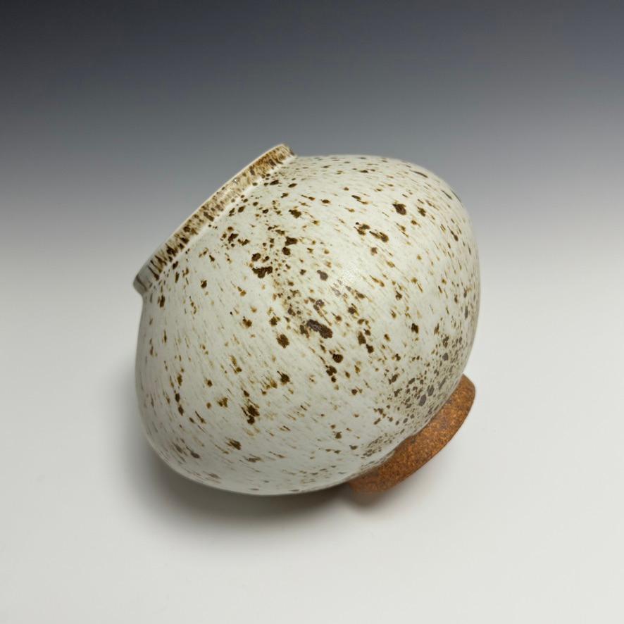 Barattolo lunare in ceramica bianca a forma di macchia di Jason Fox Ceramics In condizioni Nuovo in vendita a Burbank, CA