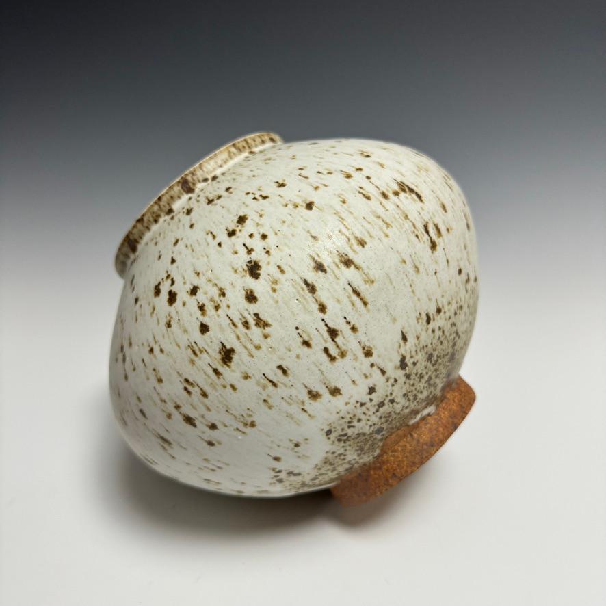 XXI secolo e contemporaneo Barattolo lunare in ceramica bianca a forma di macchia di Jason Fox Ceramics in vendita