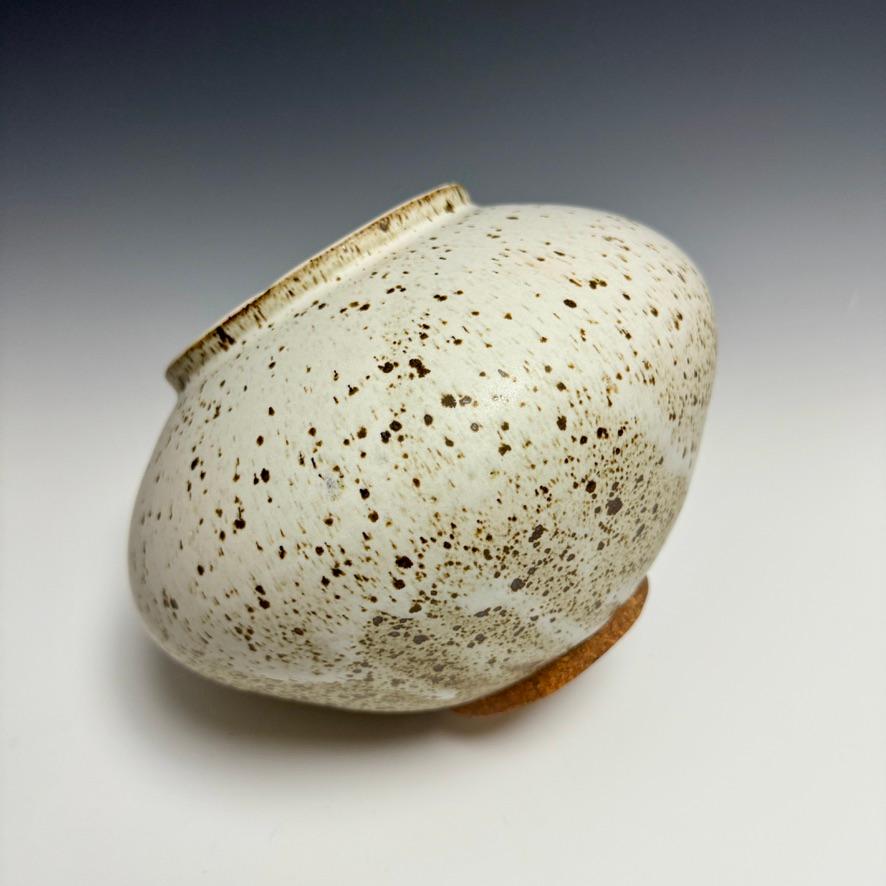 Ceramica Barattolo lunare in ceramica bianca a forma di macchia di Jason Fox Ceramics in vendita