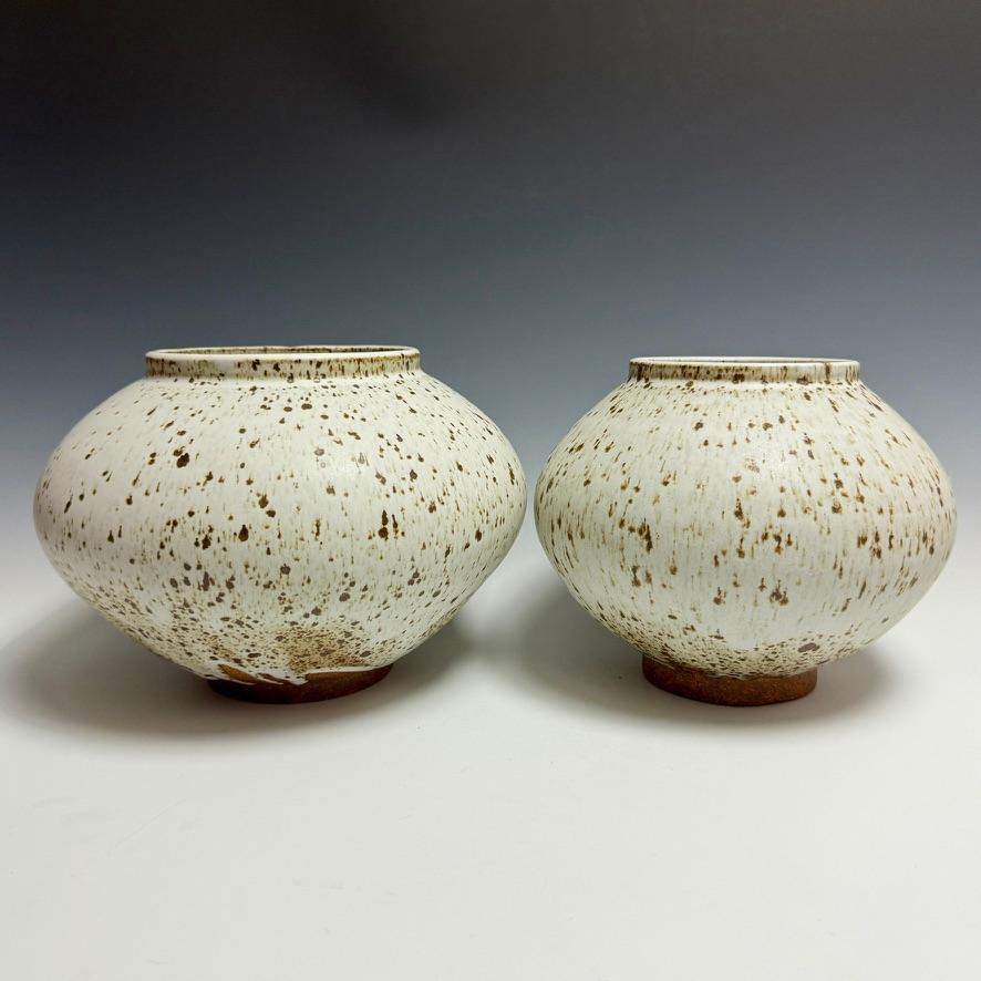 Ceramica Barattolo lunare in ceramica bianca a forma di macchia di Jason Fox Ceramics in vendita