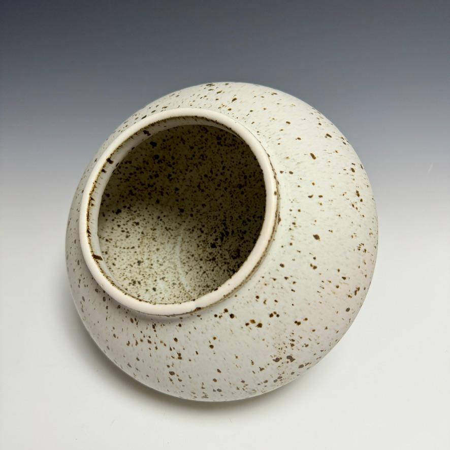 Barattolo lunare in ceramica bianca a forma di macchia di Jason Fox Ceramics in vendita 1
