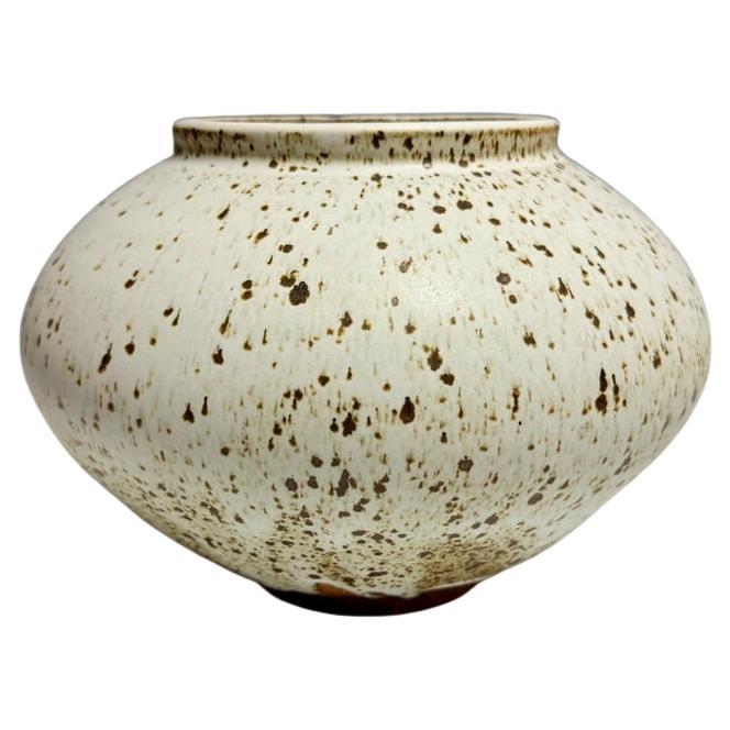 Barattolo lunare in ceramica bianca a forma di macchia di Jason Fox Ceramics