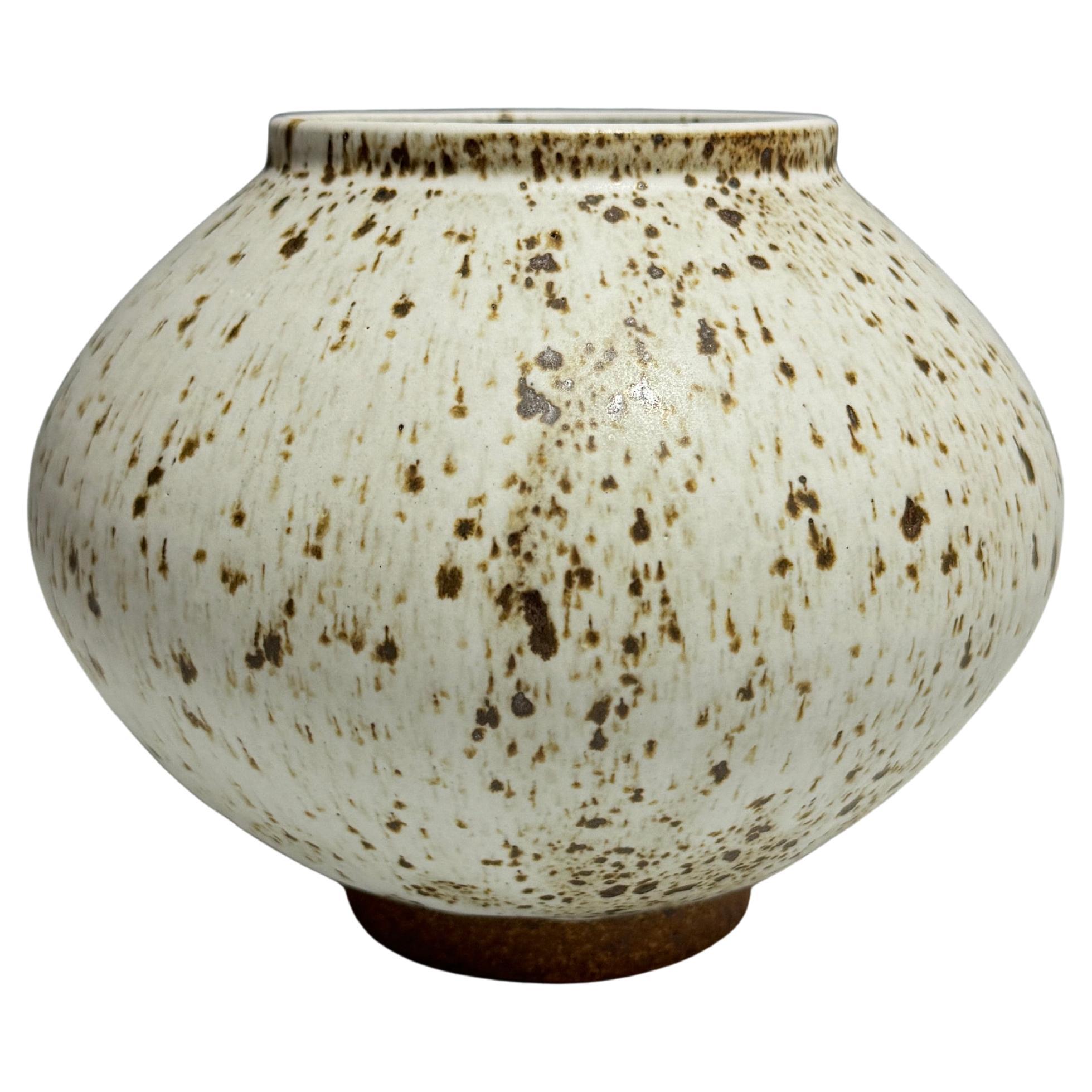 Barattolo lunare in ceramica bianca a forma di macchia di Jason Fox Ceramics