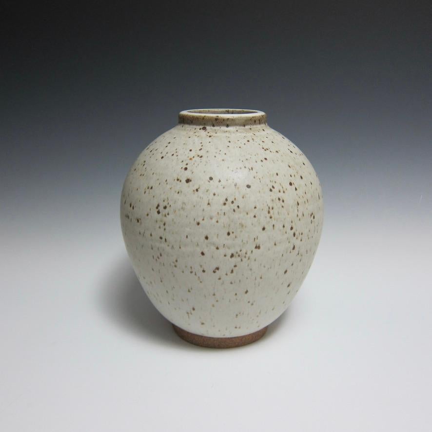 Weißes gesprenkeltes Keramikgefäß von Jason Fox (amerikanisch) im Angebot