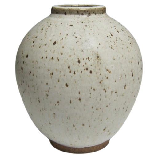 Vase en céramique blanche mouchetée de Jason Fox