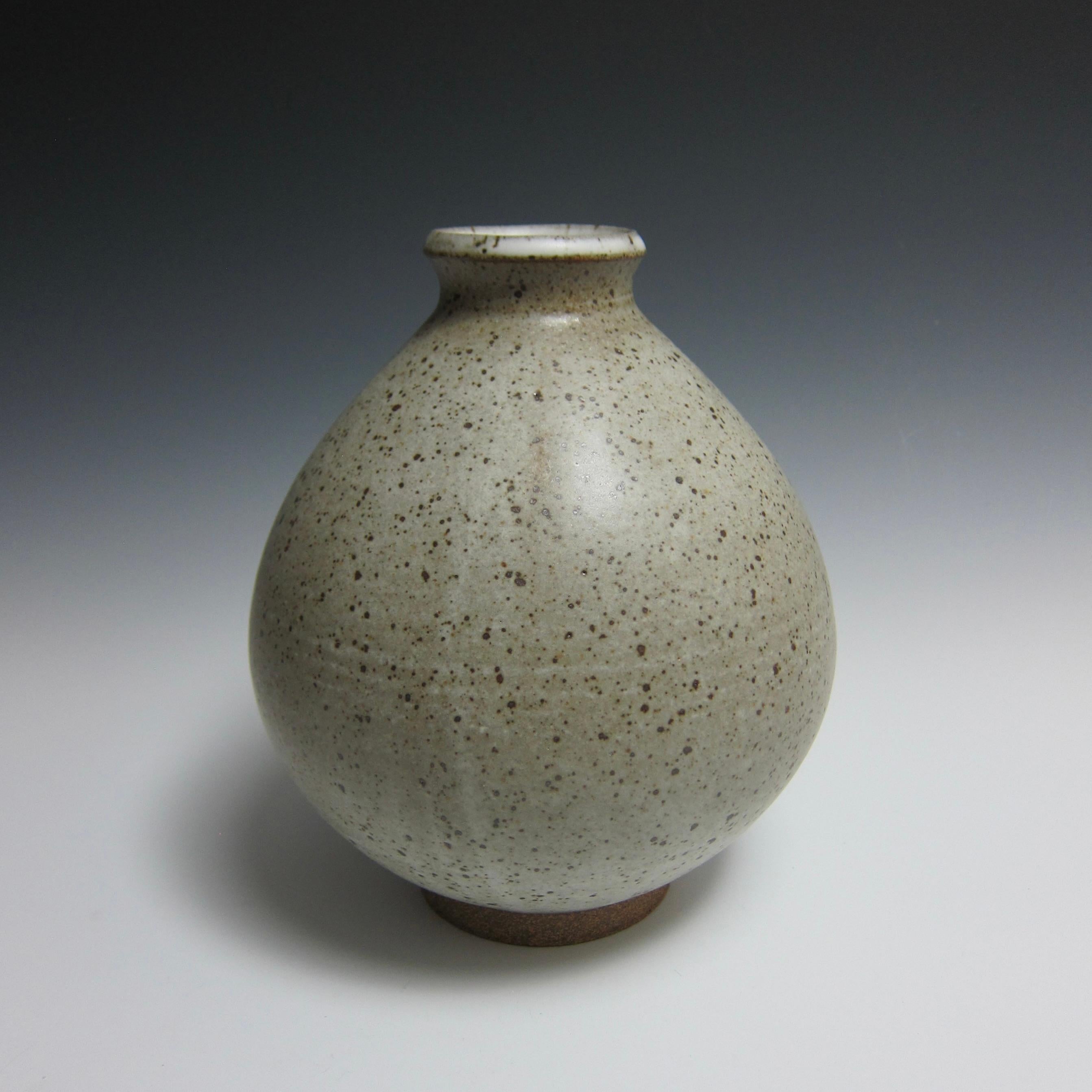 Minimaliste Bouteille de fleurs blanches mouchetée / Vase en céramique de Jason Fox en vente