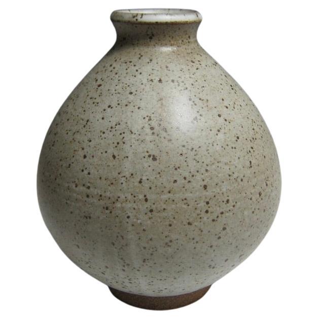 Bouteille de fleurs blanches mouchetée / Vase en céramique de Jason Fox en vente