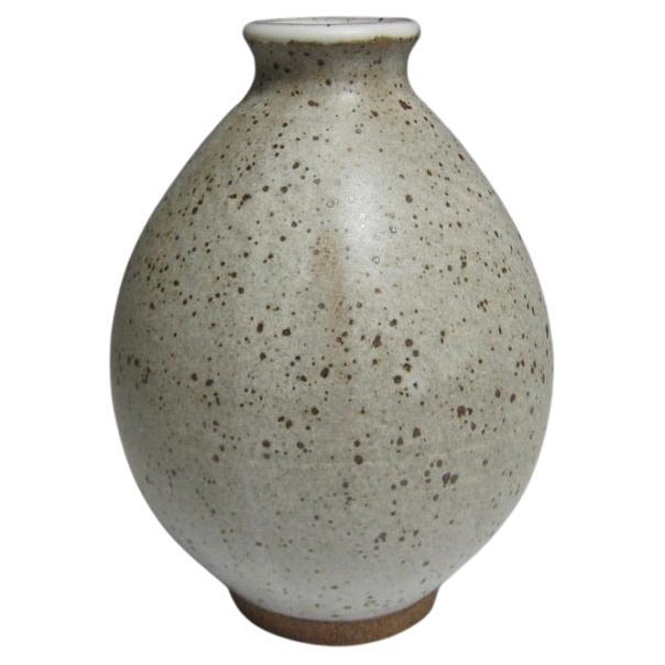 Bouteille de fleurs blanches mouchetée / Vase en céramique de Jason Fox