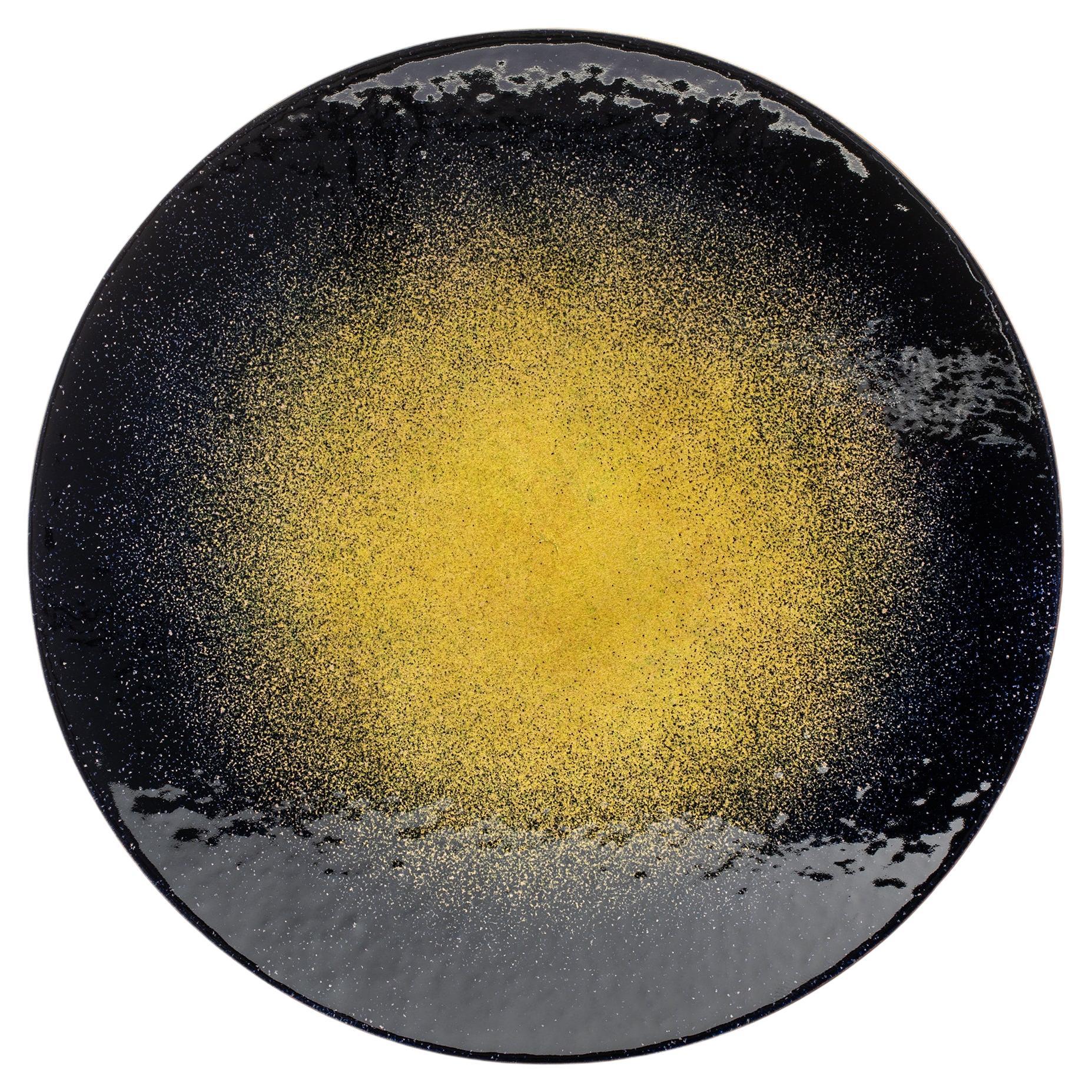 Die von Incalmi und Zanellato/Bortotto geschaffenen Stücke - die von der astronomischen Forschung inspirierte Kollektion Specola, zu der Teller, Lampen, Griffe, Kleiderbügel und Wandleuchter gehören - zeichnen sich durch abstrakte Farbexplosionen