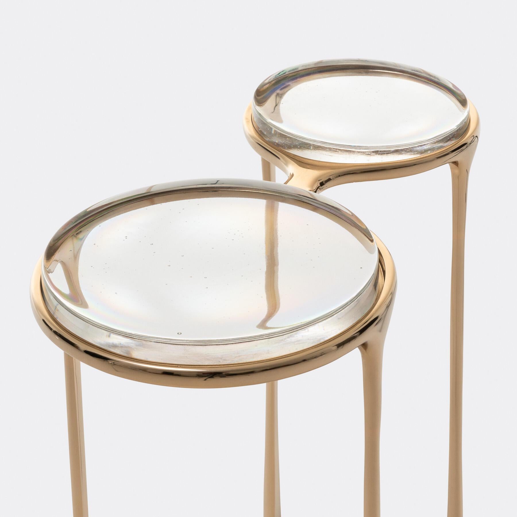 Inspirée d'une paire de lunettes vintage, la table d'appoint Spectacles est une vision unique du design qui prend vie. La base est en bronze moulé avec de fins pieds effilés, tandis que les deux surfaces sont dotées de plateaux en verre moulé. Que