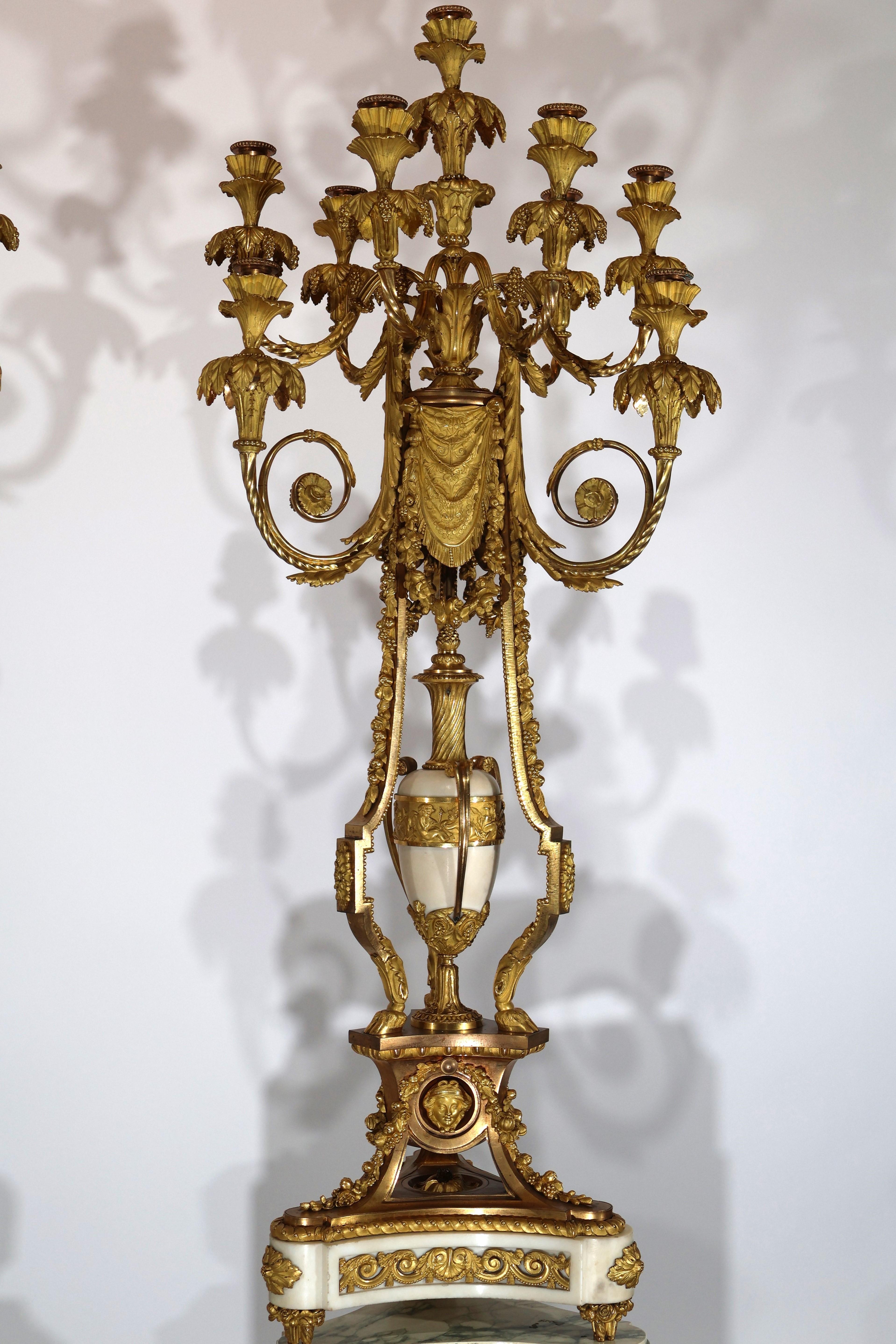 Spectaculaire paire de candélabres de style Louis XVI en vente 4