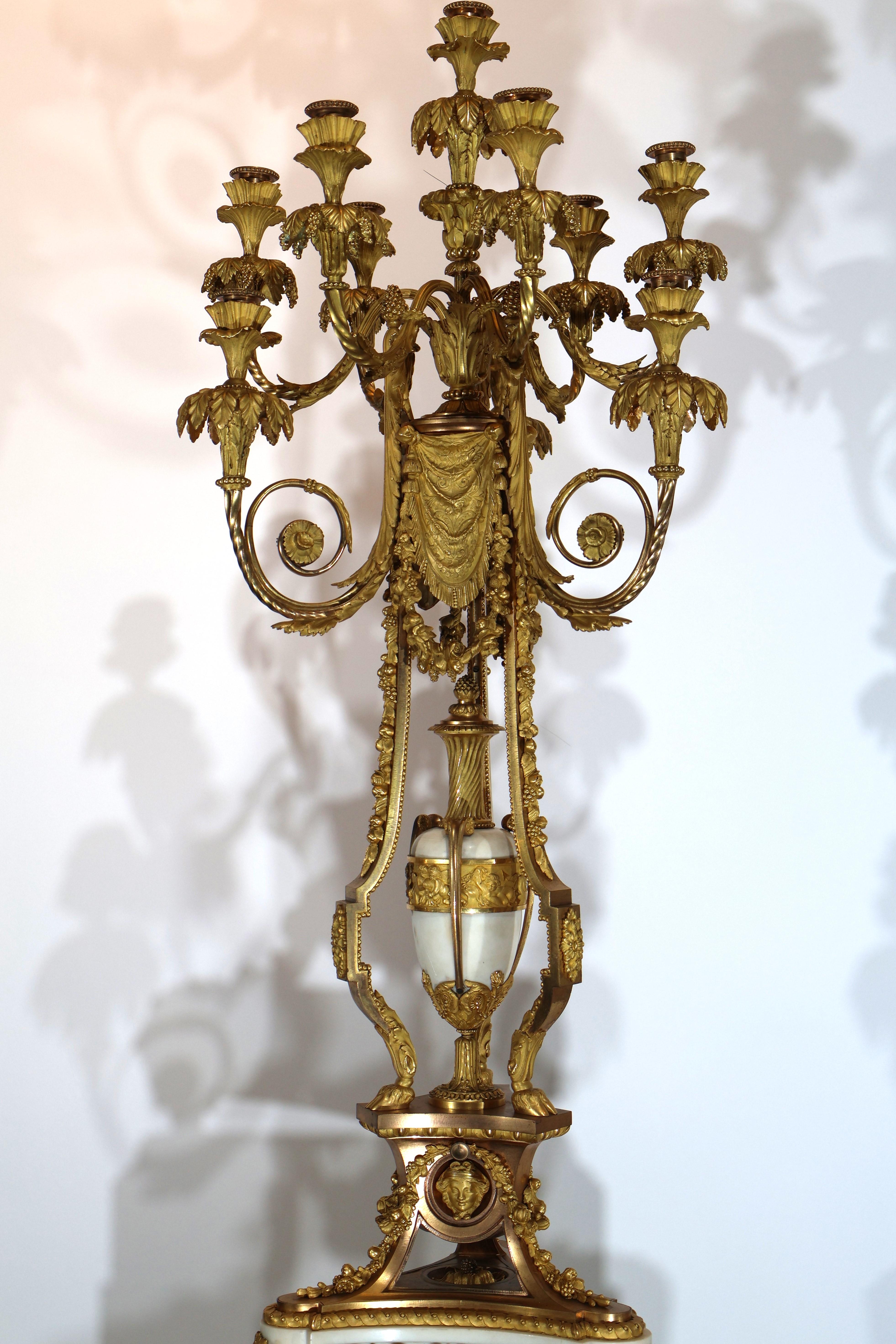 Spectaculaire paire de candélabres de style Louis XVI en vente 5