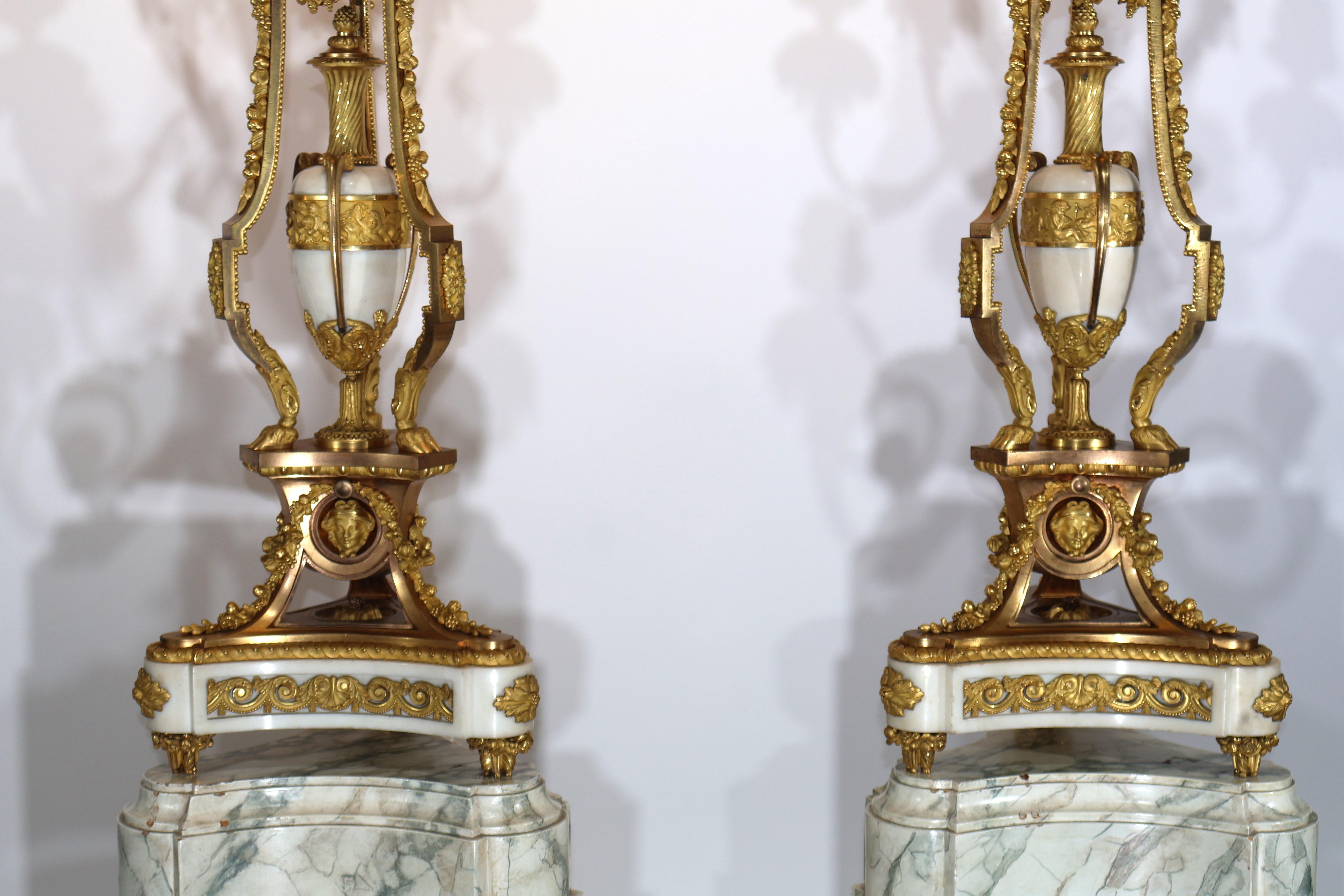 Spectaculaire paire de candélabres de style Louis XVI en vente 6