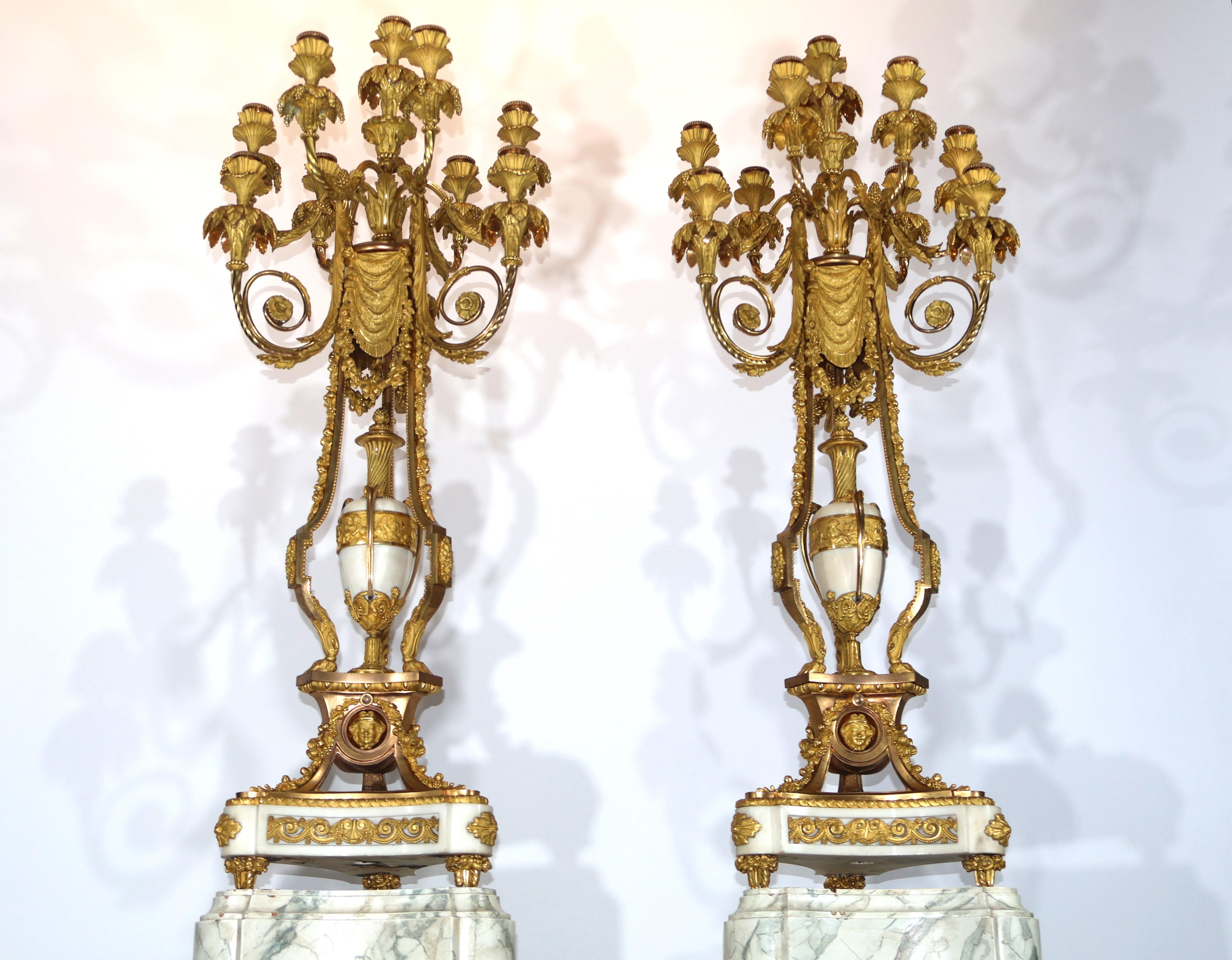 Spectaculaire paire de candélabres de style Louis XVI en vente 7
