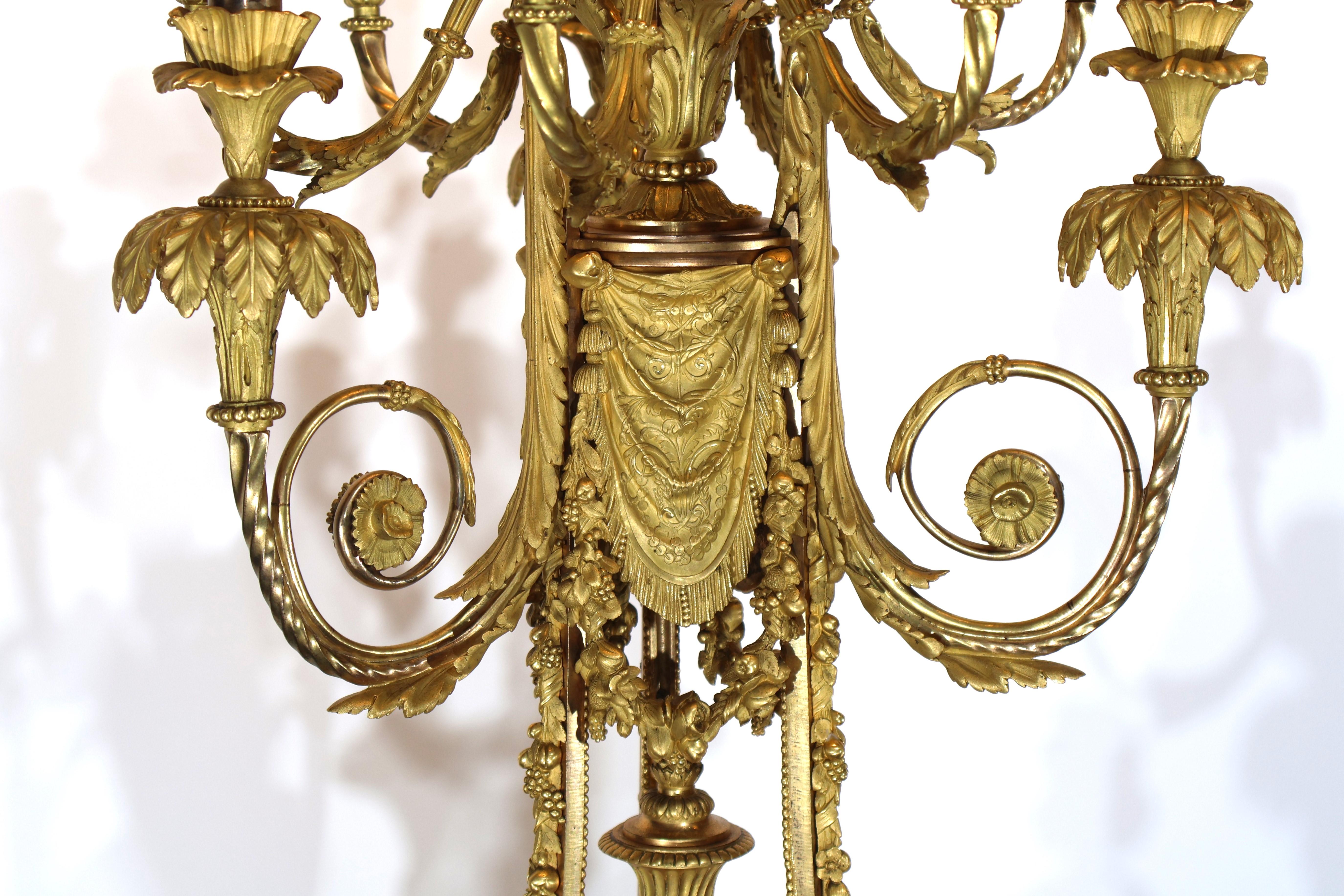 Spectaculaire paire de candélabres de style Louis XVI en vente 8