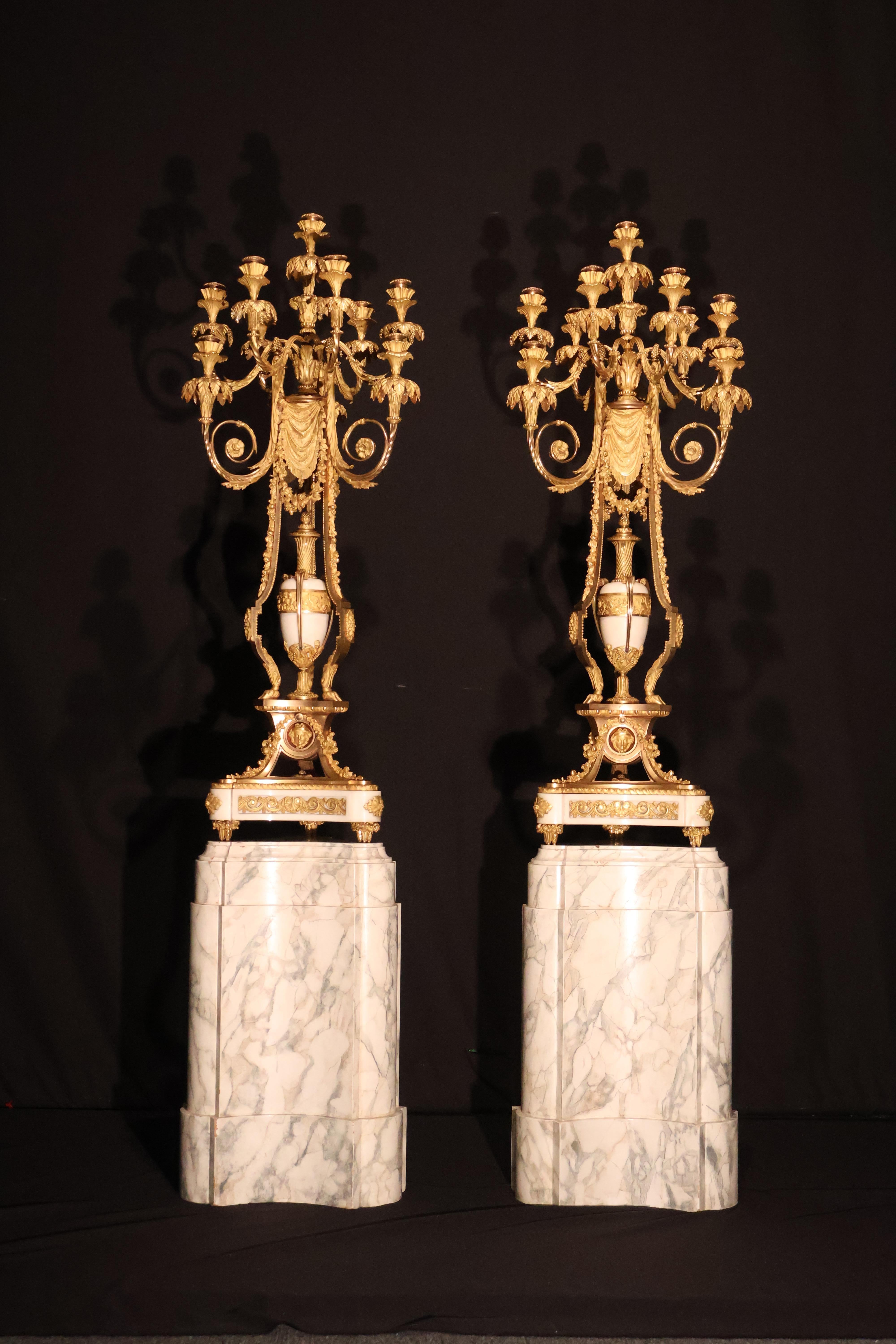 Spectaculaire paire de candélabres de style Louis XVI en vente 10