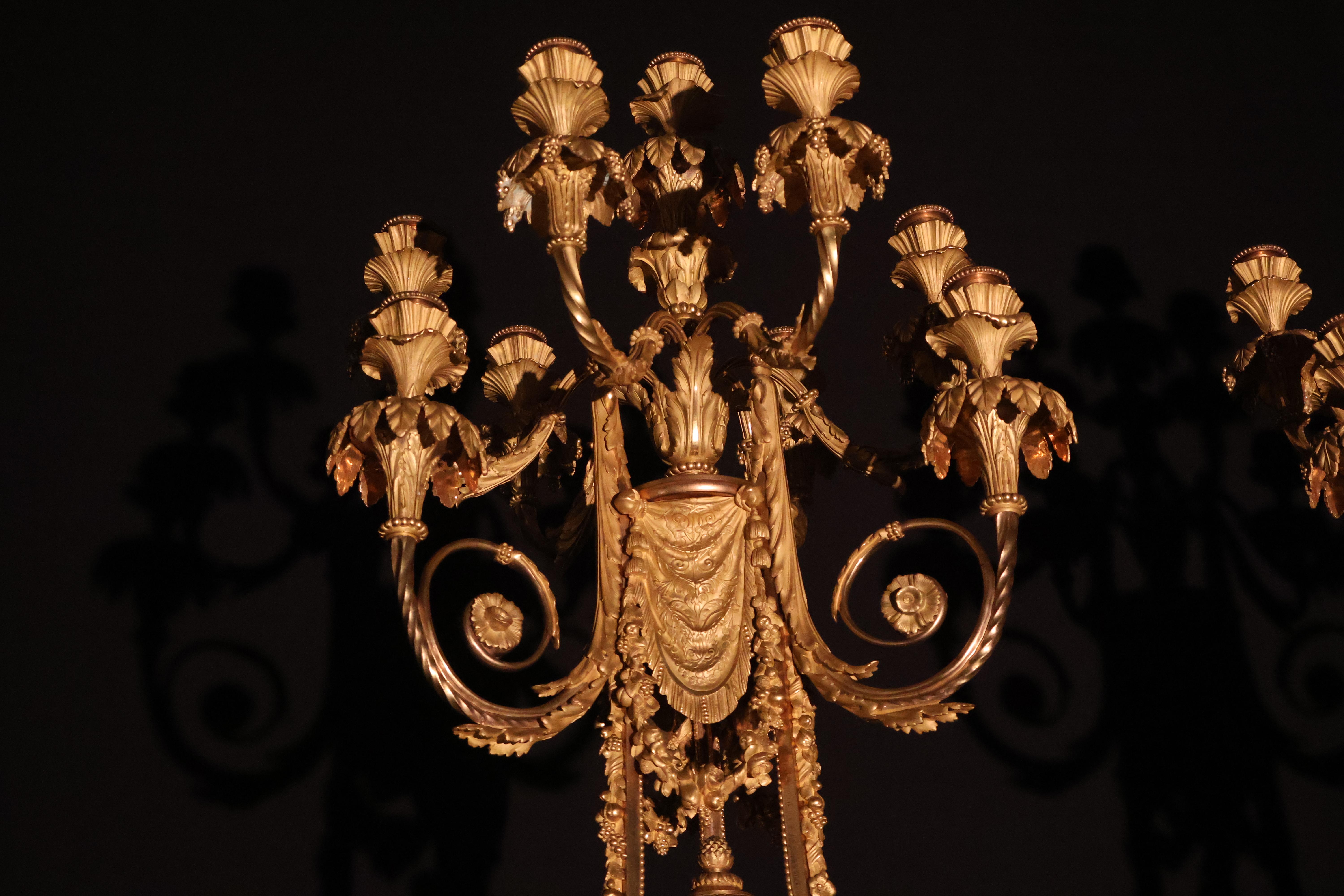Spectaculaire paire de candélabres de style Louis XVI en vente 11