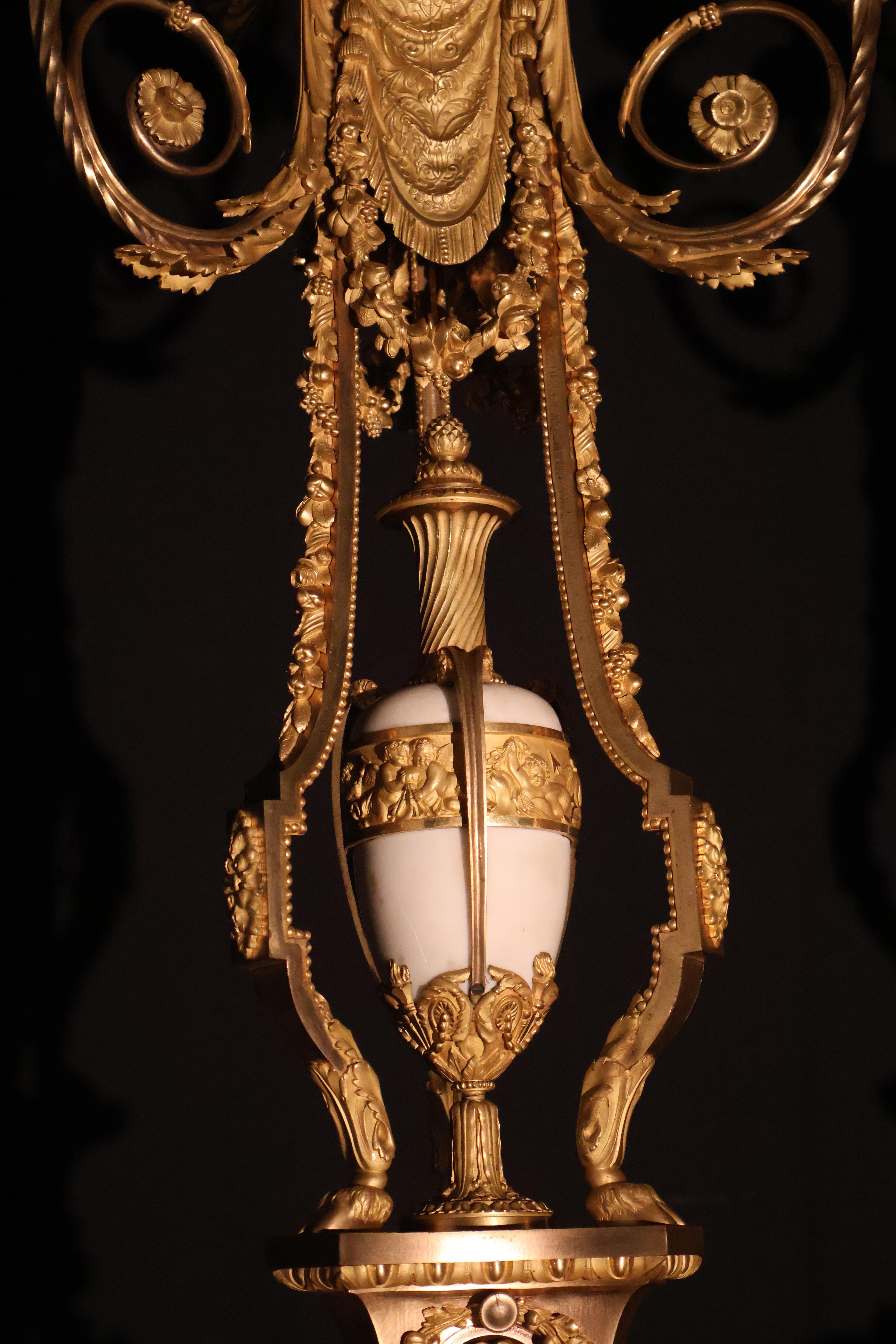 Spectaculaire paire de candélabres de style Louis XVI en vente 12