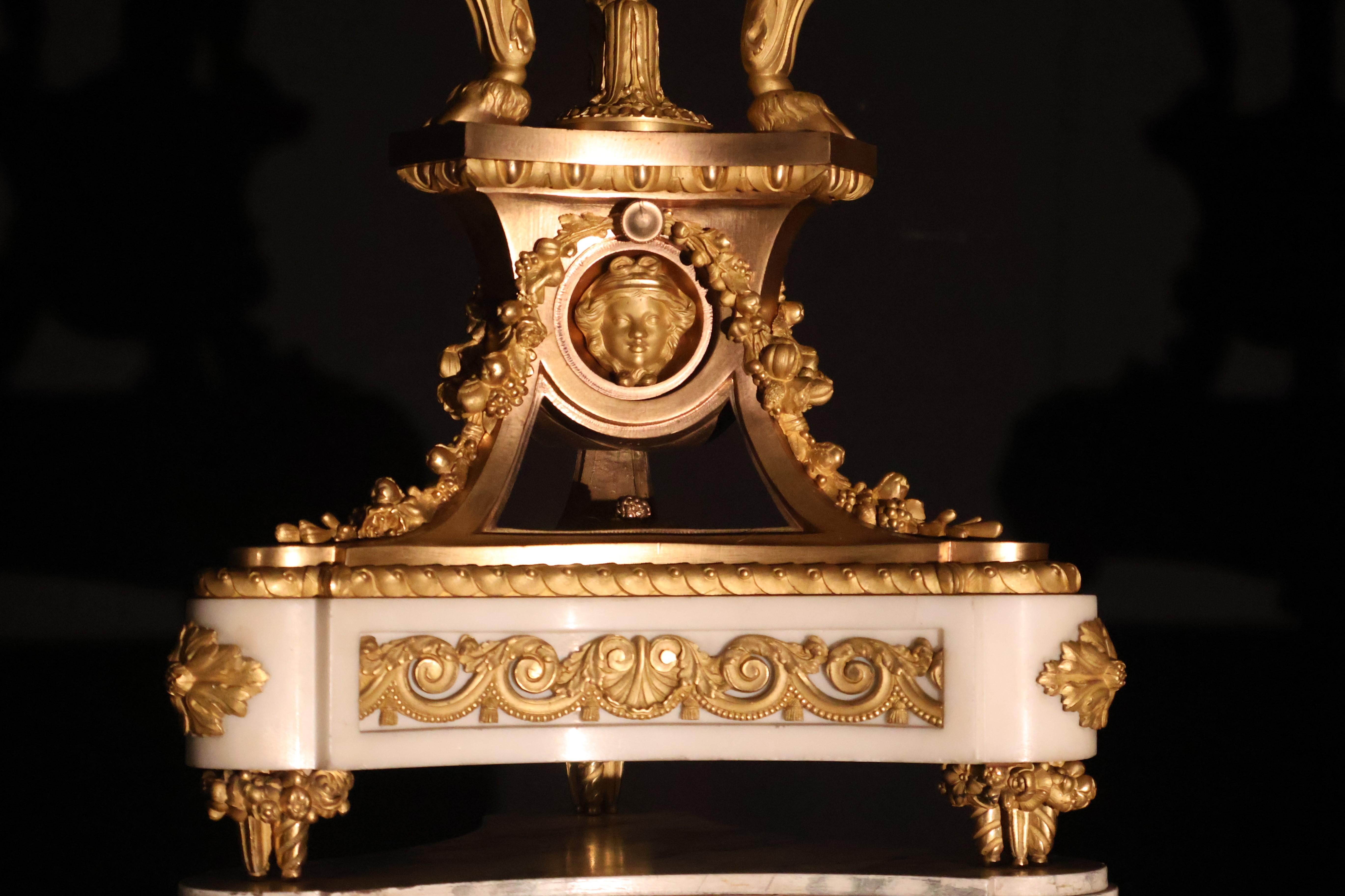 Magnifique paire de bronze doré et de marbre dans le goût Louis XVI, détails exquis. Dorure d'origine, reposant sur une paire de supports associés plus tardifs décorés de faux marbre. France, vers 1880. 10 lumières. 
Dimensions : Hauteur 42