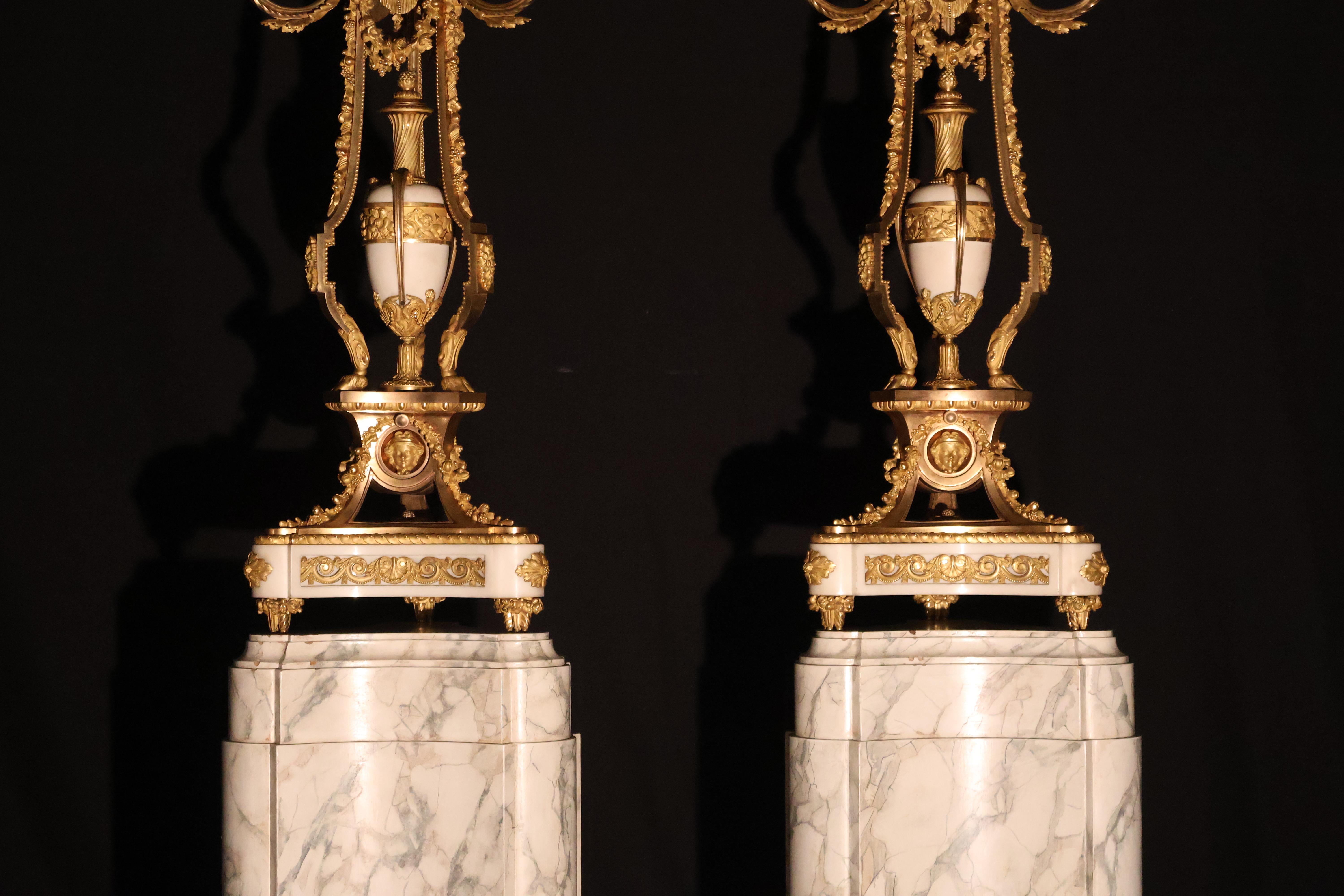 Spectaculaire paire de candélabres de style Louis XVI en vente 13