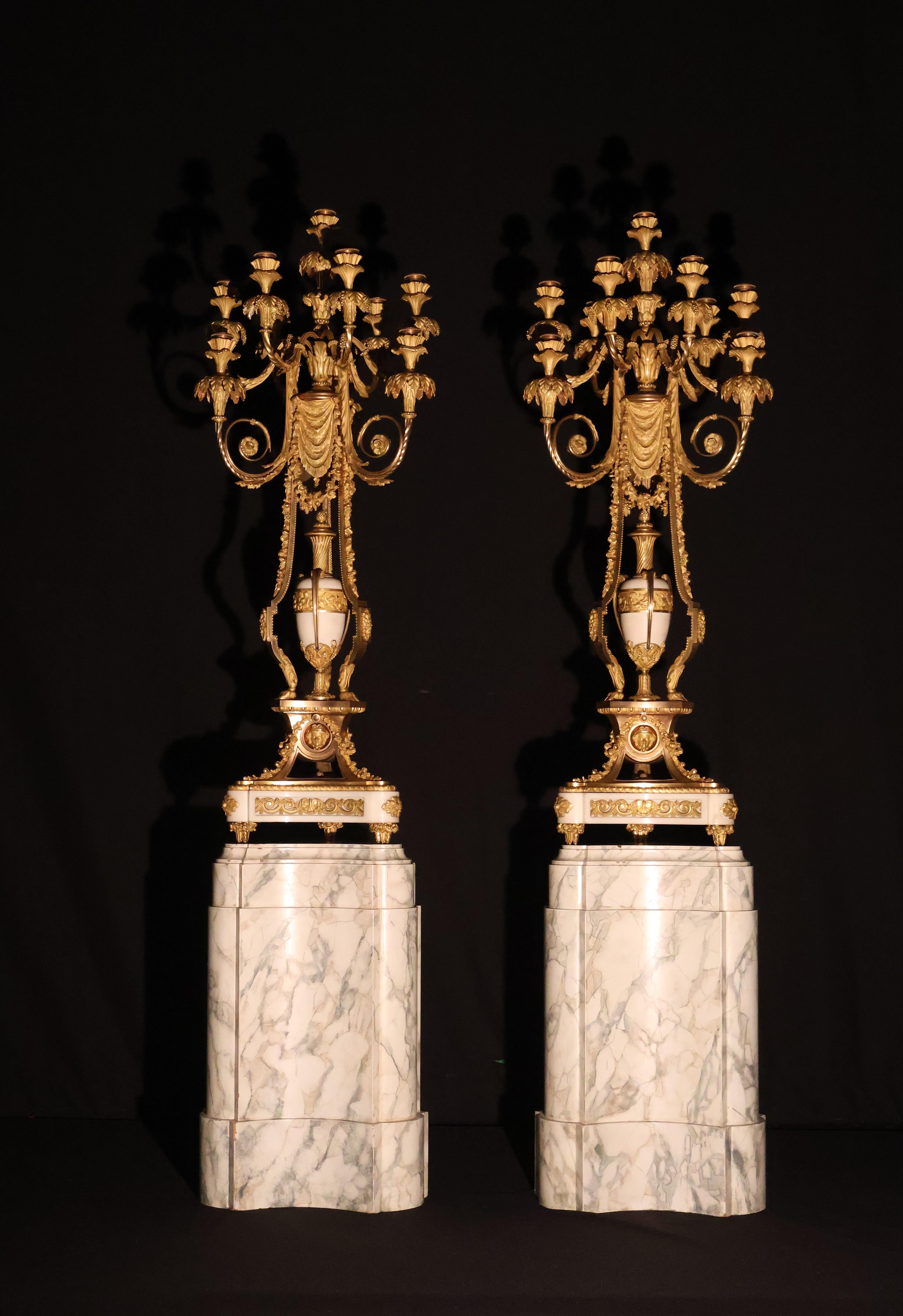 Français Spectaculaire paire de candélabres de style Louis XVI en vente