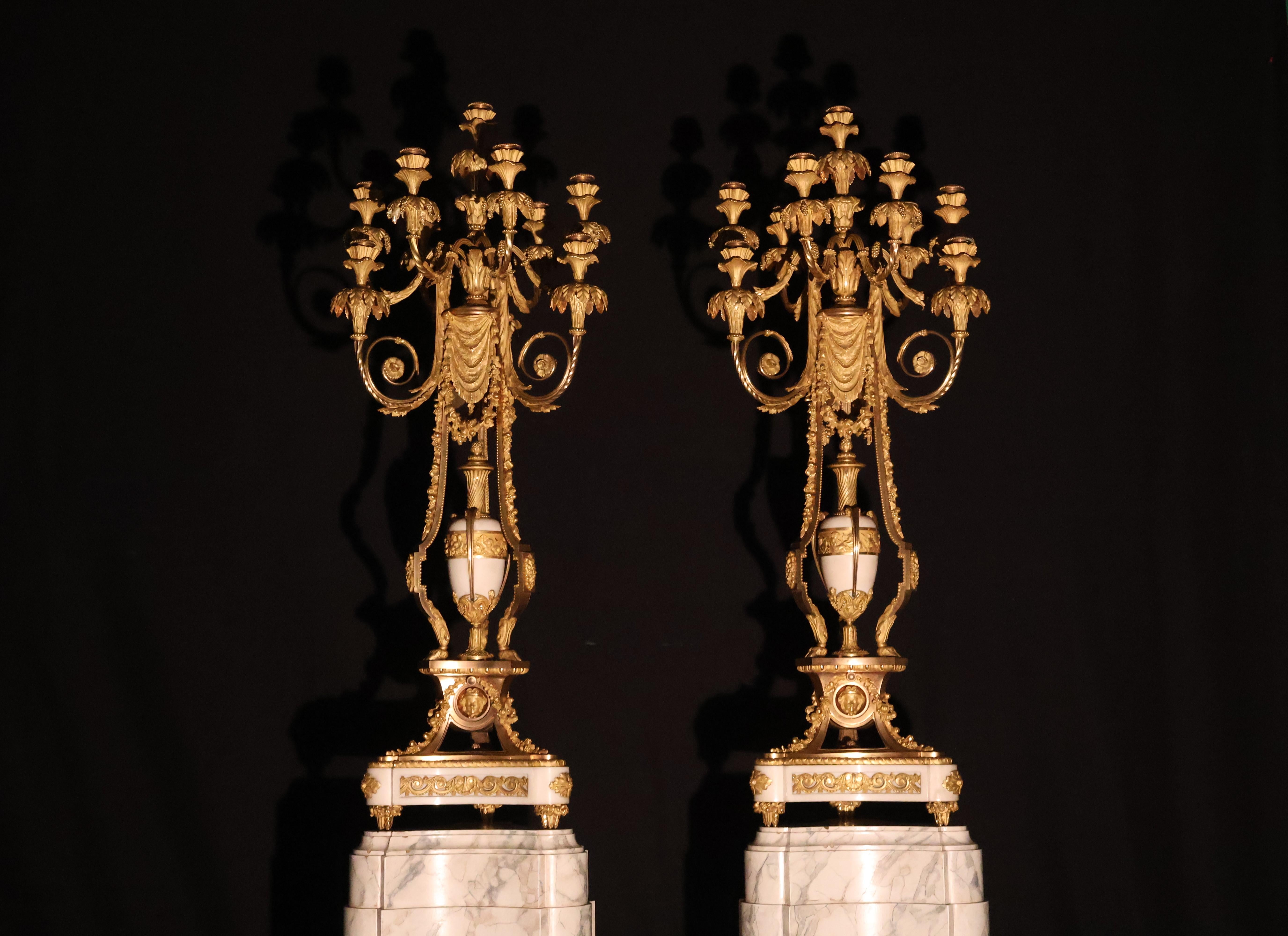 Doré Spectaculaire paire de candélabres de style Louis XVI en vente