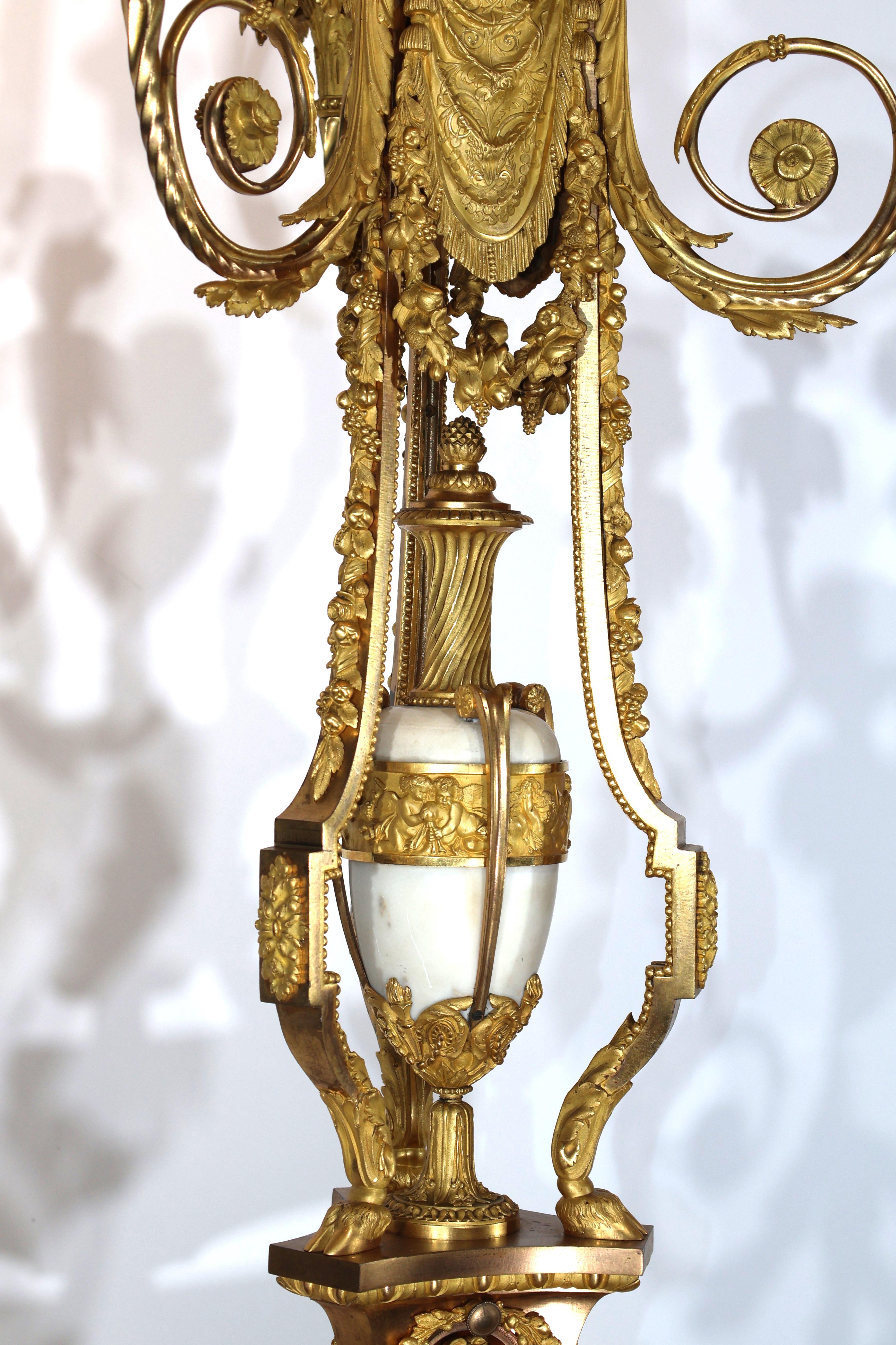 Bronze Spectaculaire paire de candélabres de style Louis XVI en vente