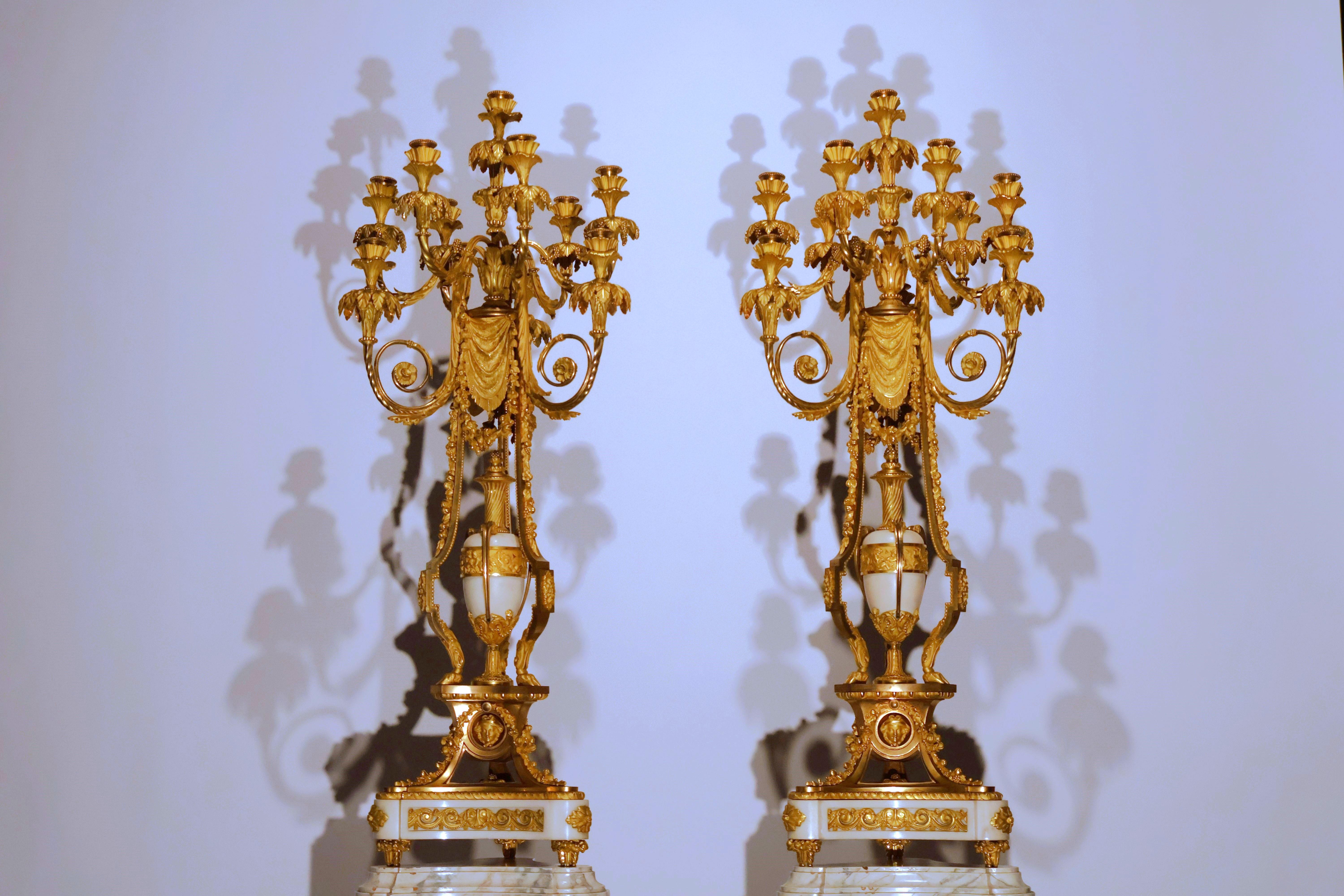 Spectaculaire paire de candélabres de style Louis XVI en vente 1