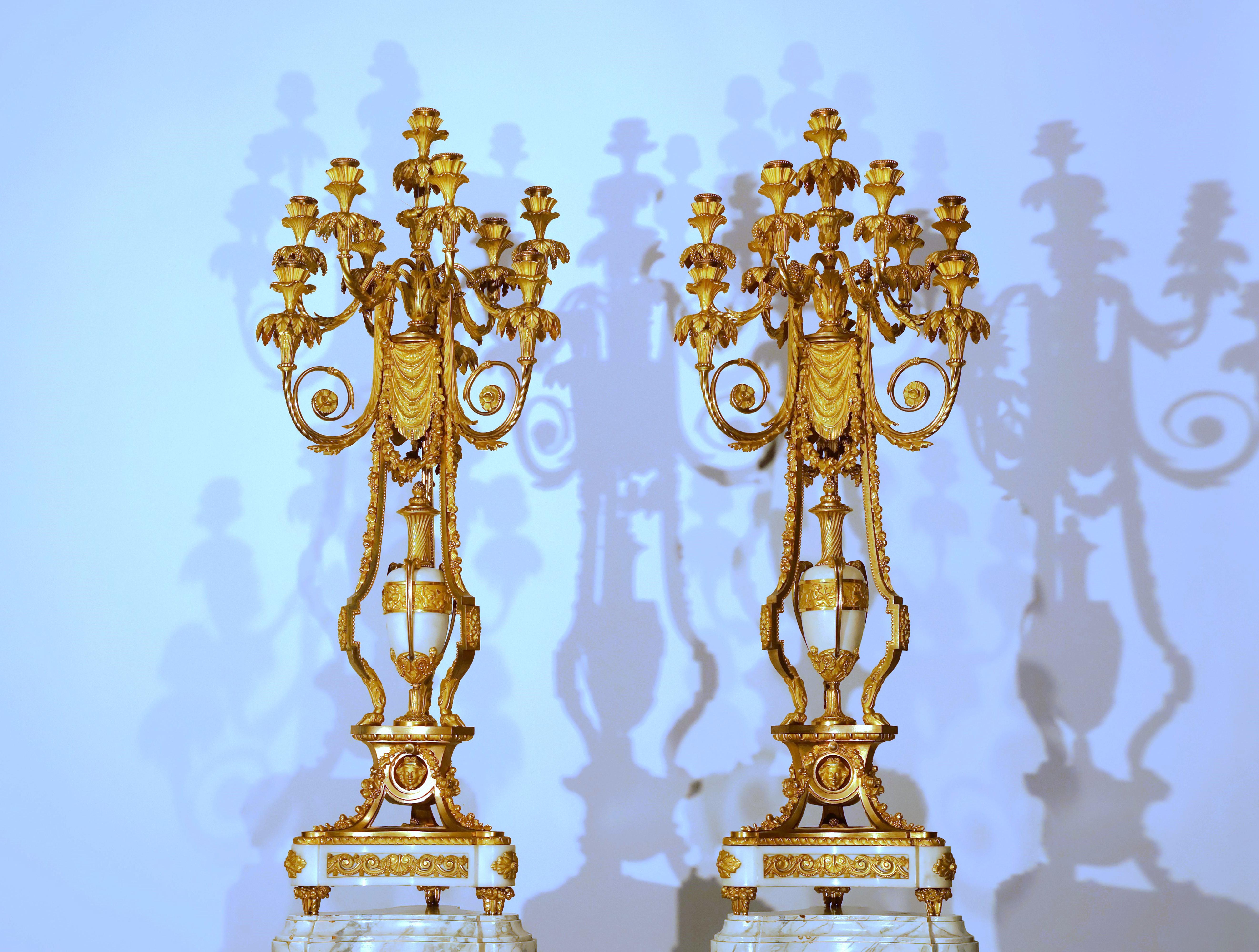Spectaculaire paire de candélabres de style Louis XVI en vente 2