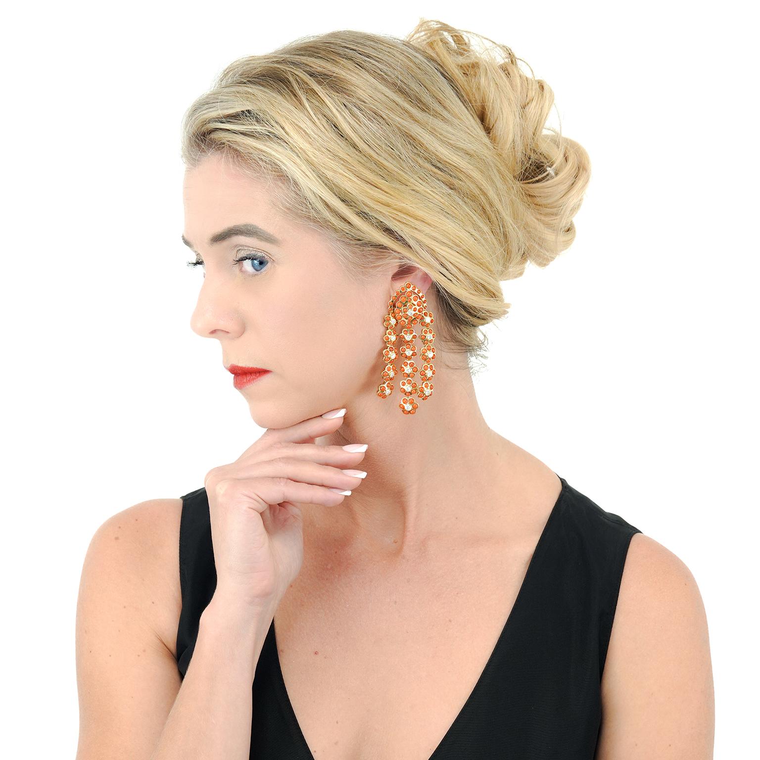 Circa anni '70, 18 carati, di Sabbadini, Italia.   Questi splendidi orecchini a lampadario Sabbadini sono caratterizzati da corallo finemente abbinato in una vibrante tonalità rosso-arancio e raffinati diamanti bianchi (4,0 carati di colore G e