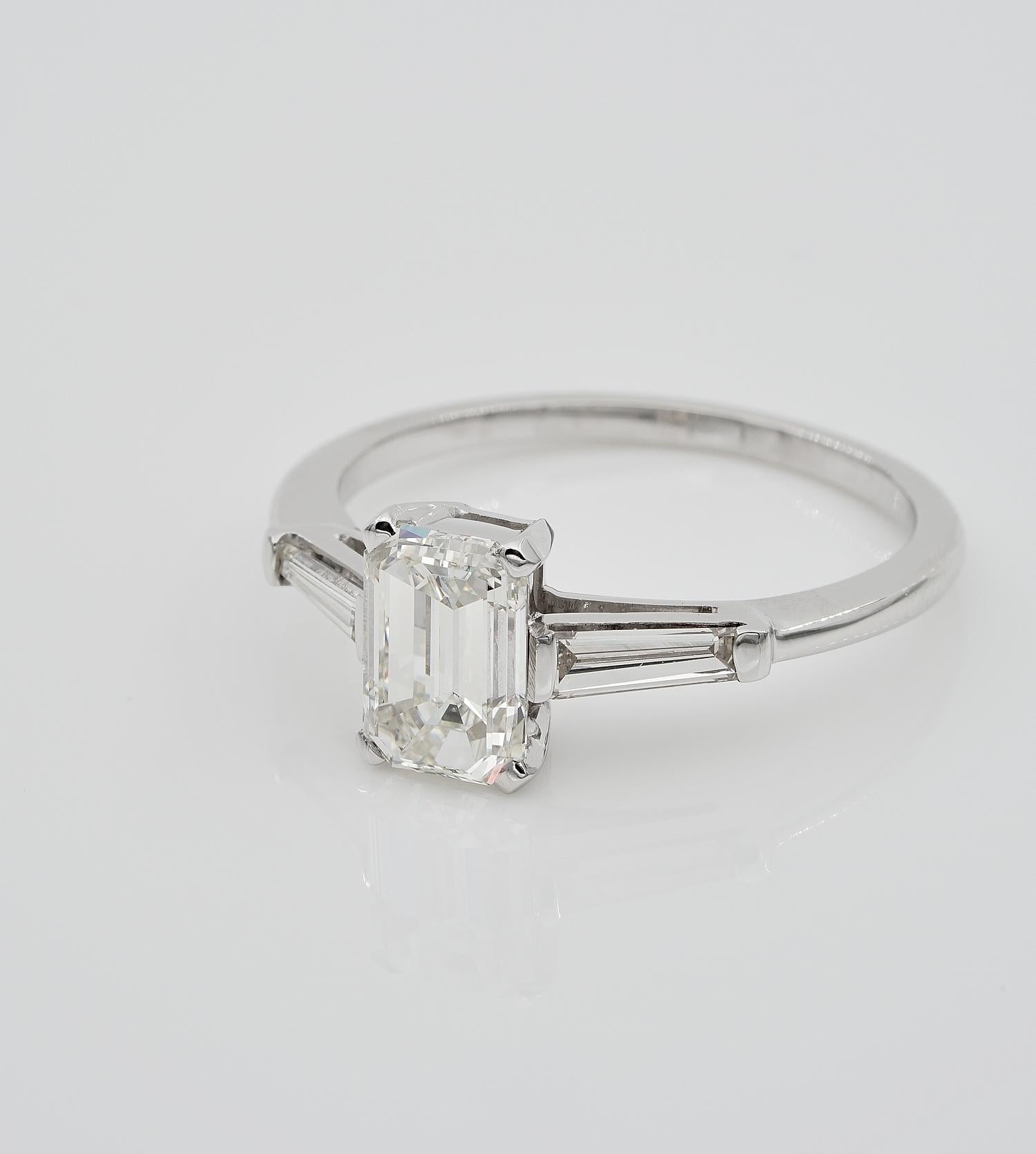 Spectacular 1.21 Carat Emerald Cut Diamond G VVS1 Tapered Diamond Side Ring In Excellent Condition For Sale In Napoli, IT