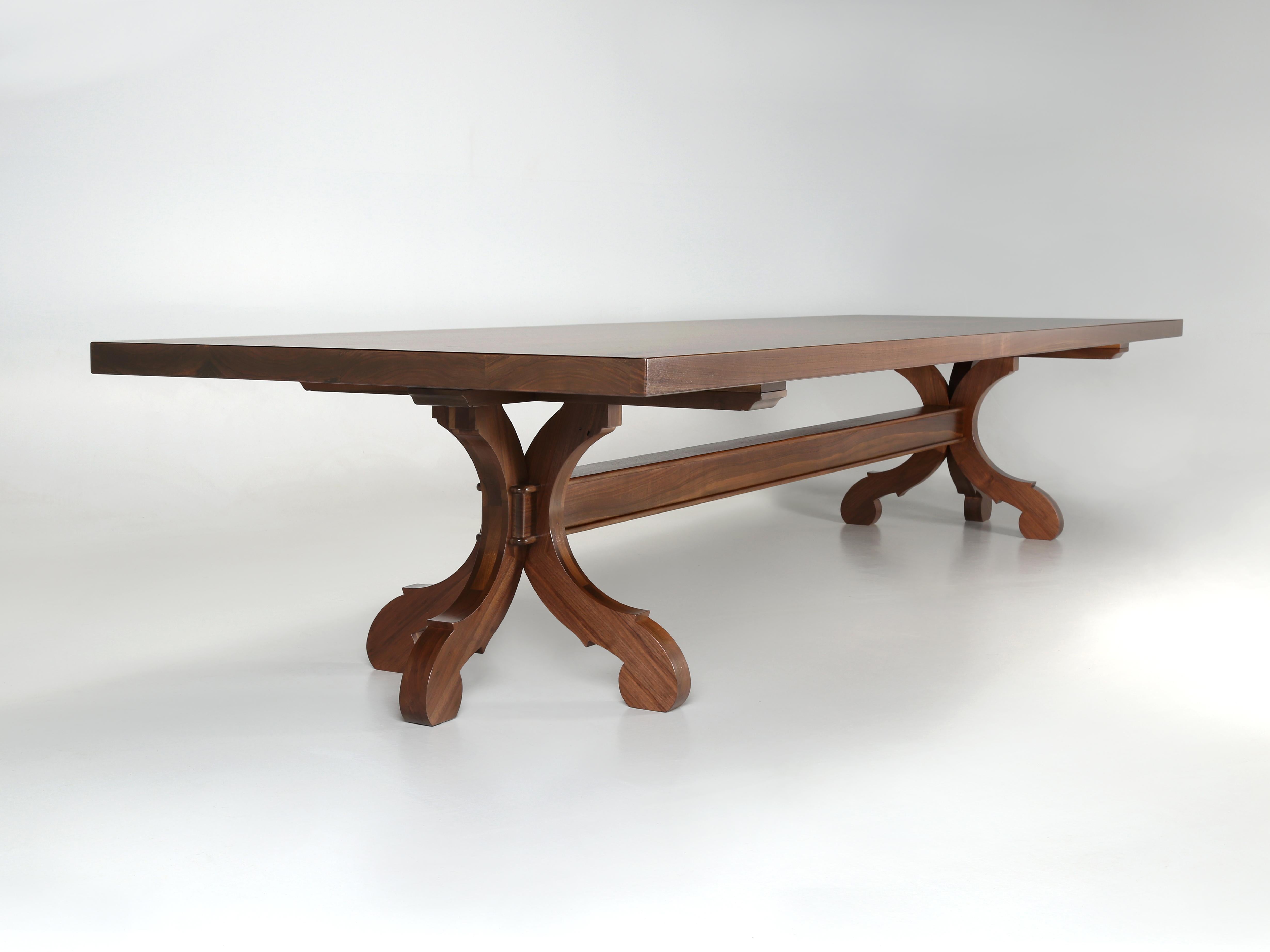Américain Spectaculaire table de salle à manger en noyer fabriquée à Chicago par Old Plank Made to Order en vente