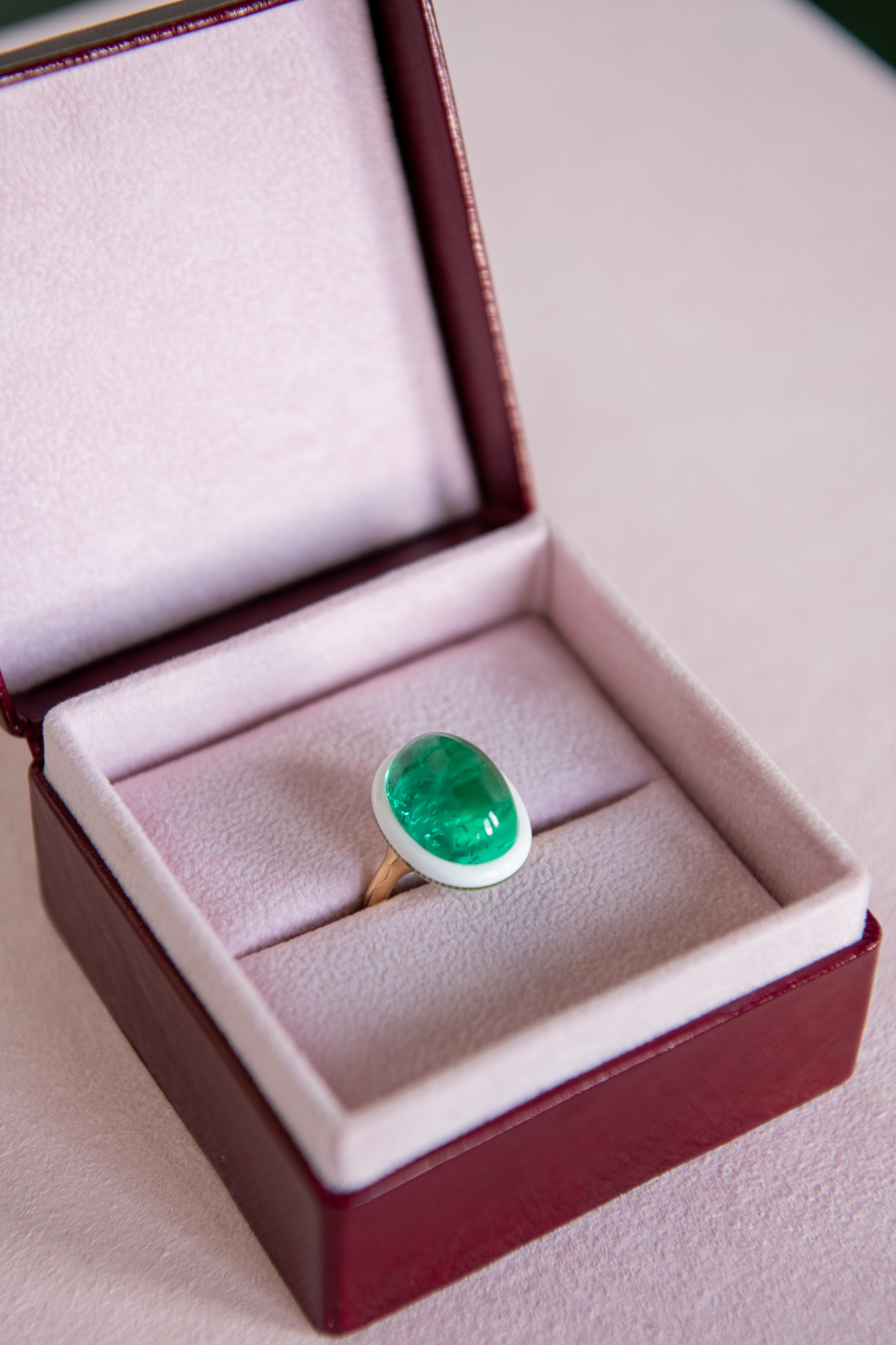 Spectacular 17 Carats Cabochon Emerald Ring in Yellow Gold with Ceramic Detail For Sale 3