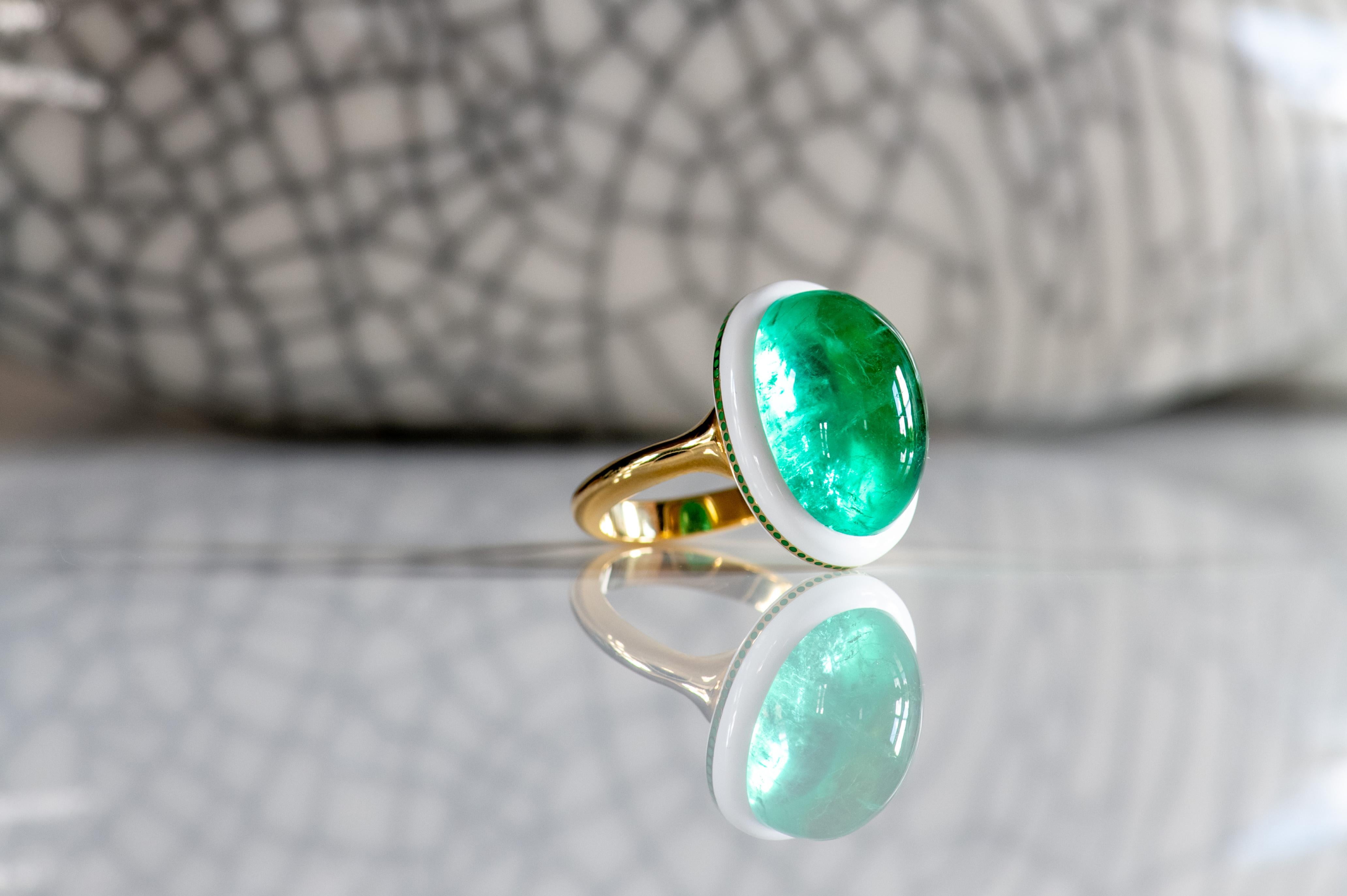 Contemporary Spectacular 17 Carats Cabochon Emerald Ring in Yellow Gold with Ceramic Detail For Sale