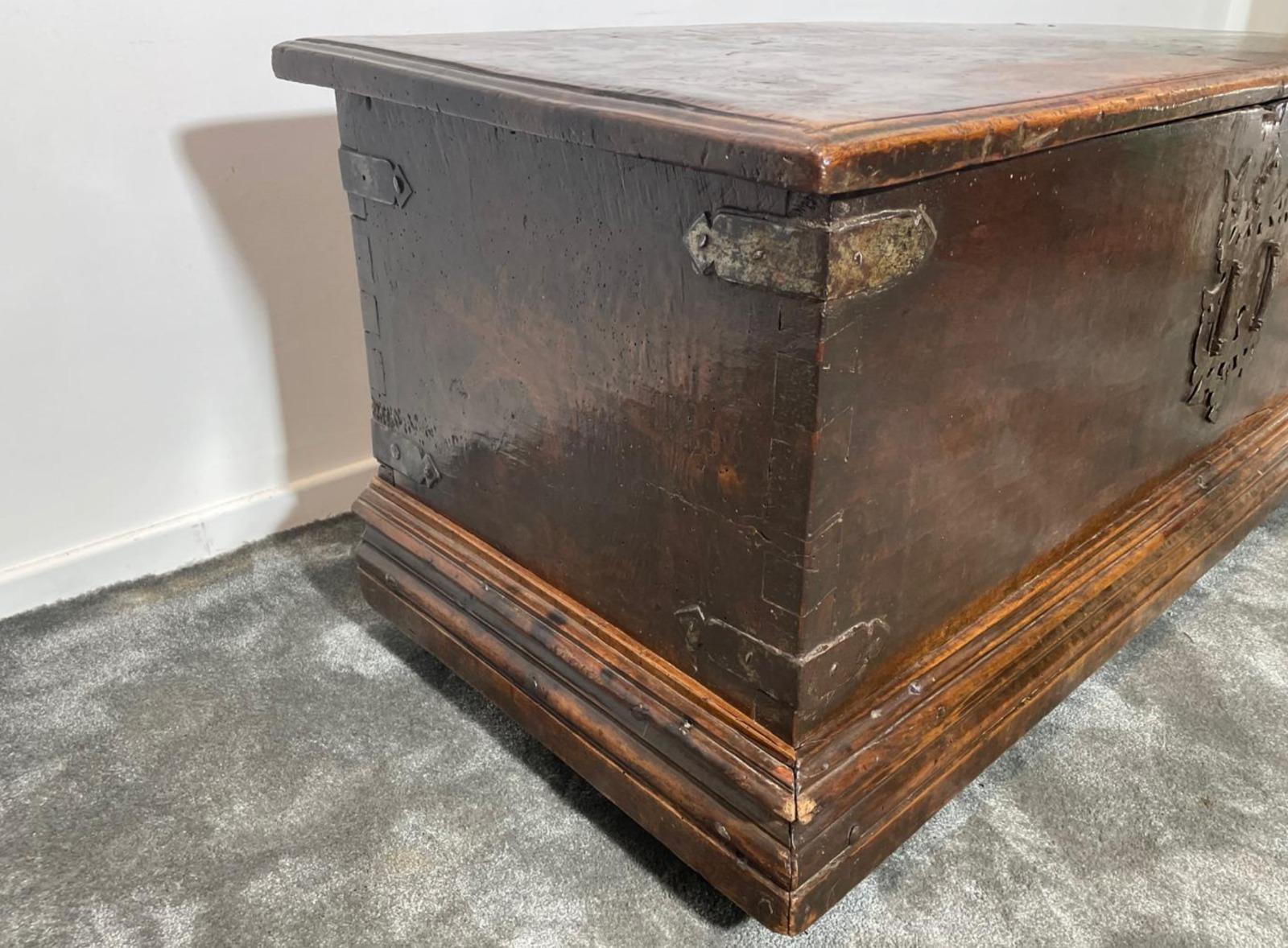 Spectacular 17th Century Spanish Chest In Good Condition For Sale In Madrid, ES