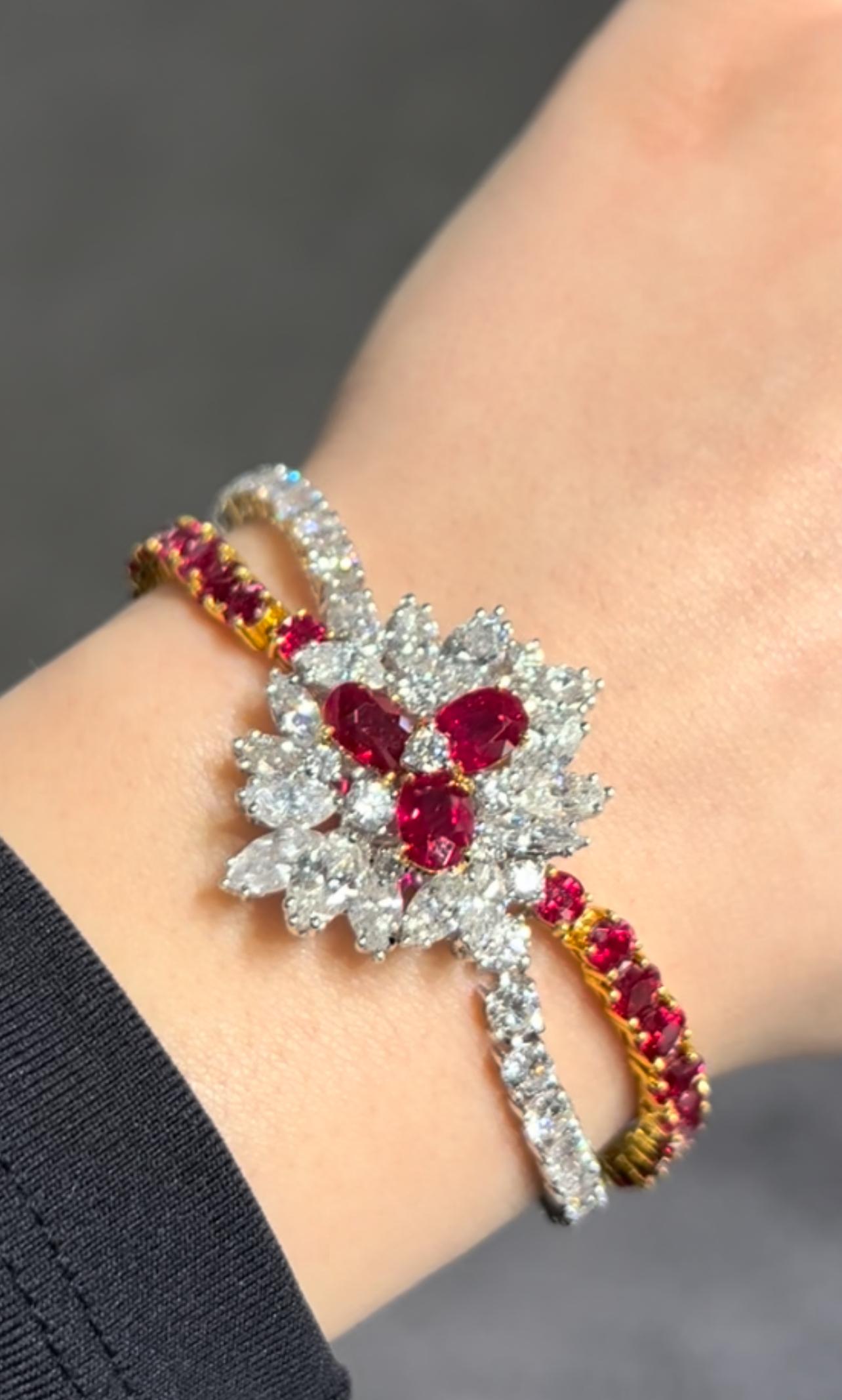 Eleva tu colección con este brazalete de alta joyería de rubíes birmanos y diamantes, único en su especie, una impresionante composición de rubíes ardientes y diamantes blancos helados en un engaste arquitectónicamente impactante. Hecha a mano en